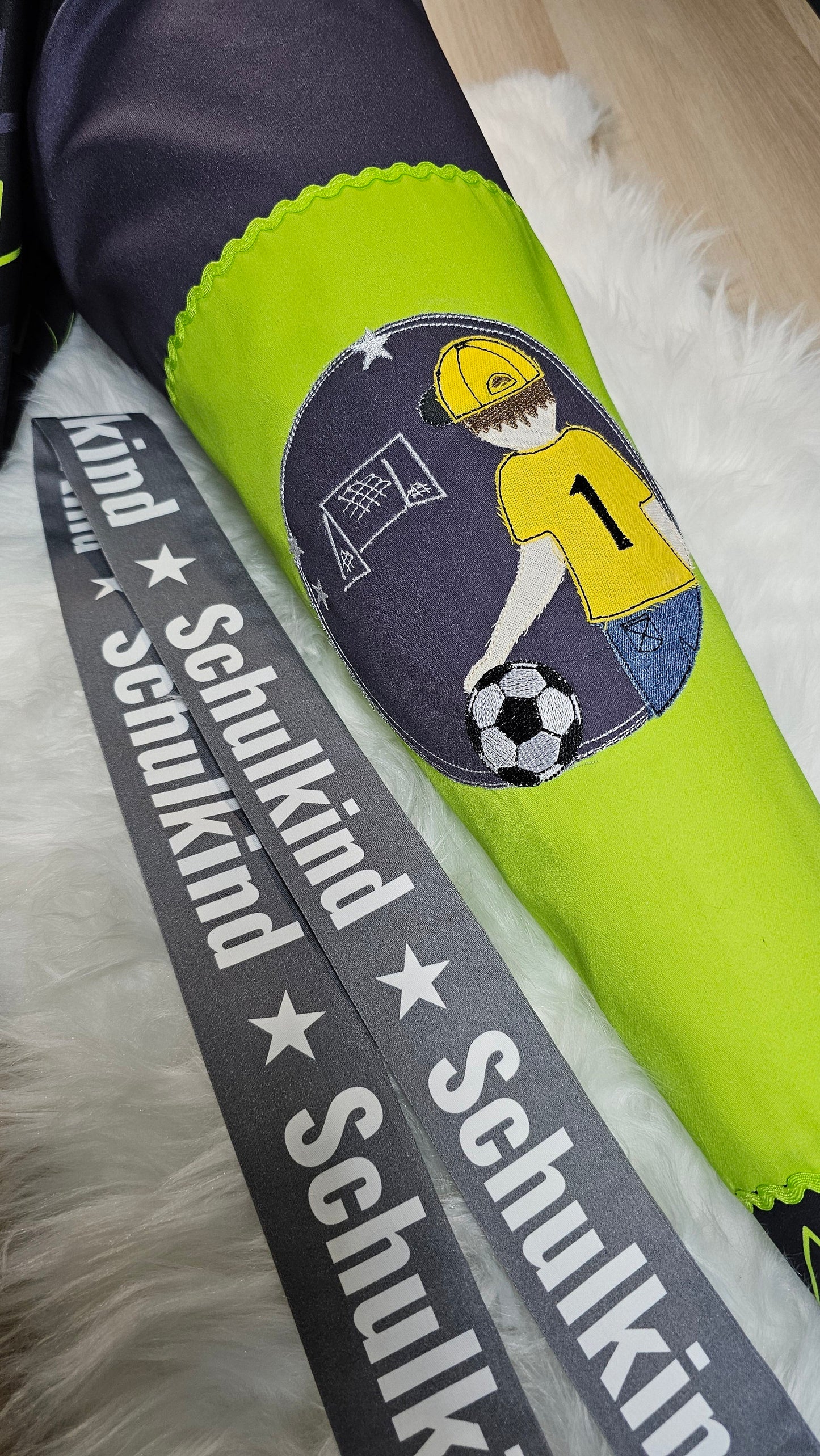 Schultüte mit Applikation / Stickerei / Stickmotiv - 70cm - Fussball mit Zickzack schwarz - ST6