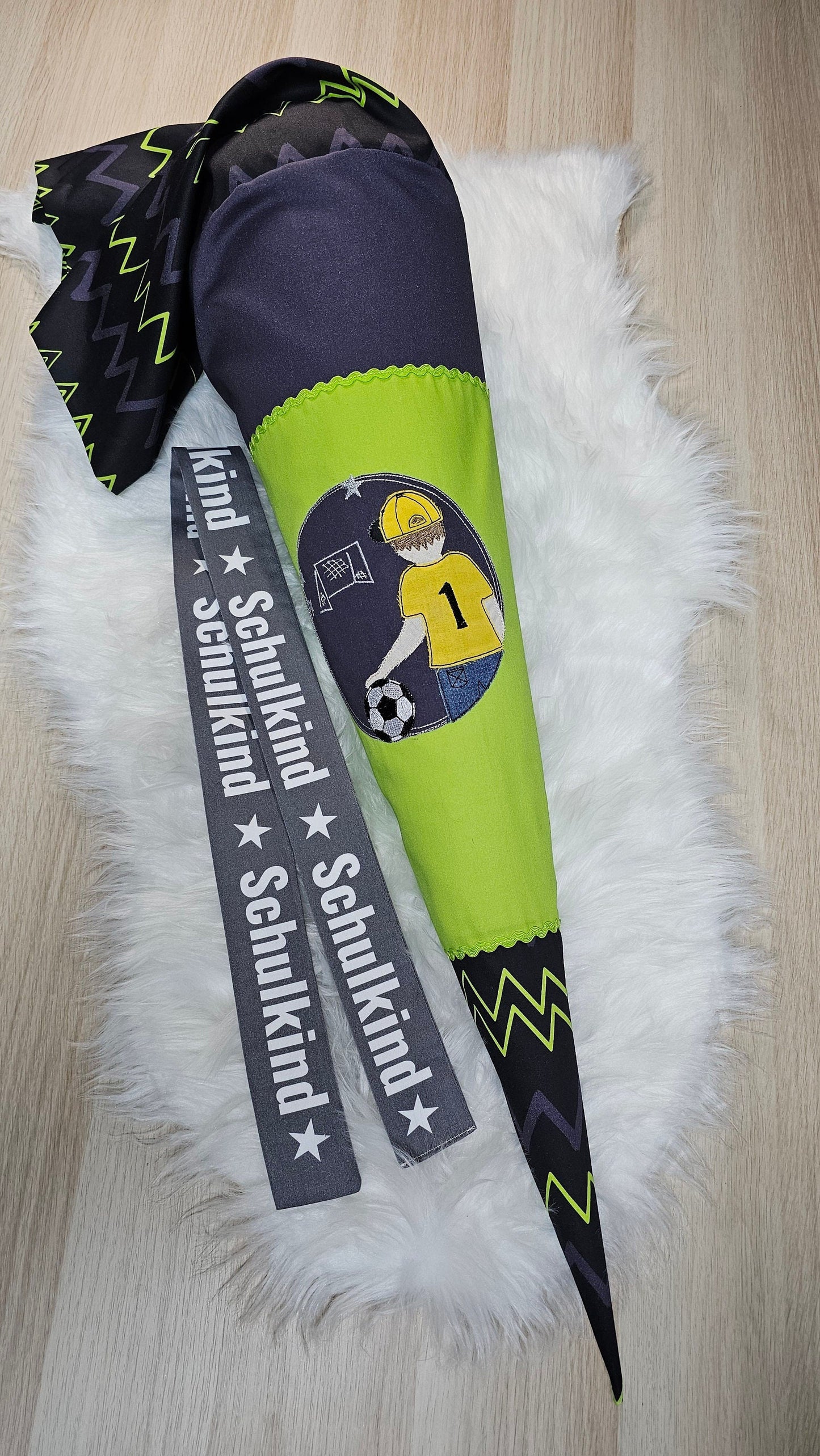 Schultüte mit Applikation / Stickerei / Stickmotiv - 70cm - Fussball mit Zickzack schwarz - ST6