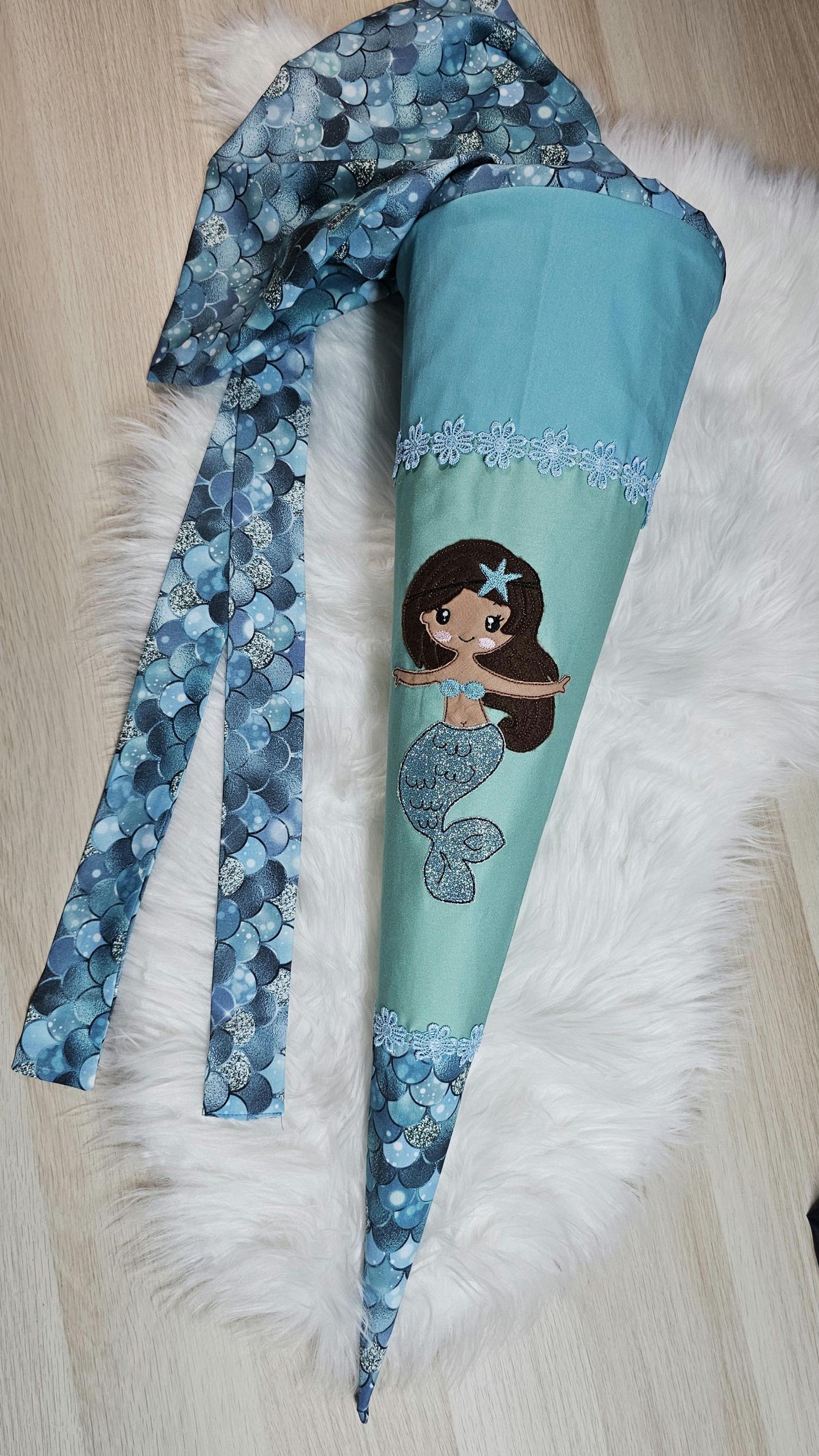 Schultüte mit Applikation / Stickerei / Stickmotiv - 70cm - Meerjungfrau auf Meerjungfrau Schuppen Glitzer - ST72
