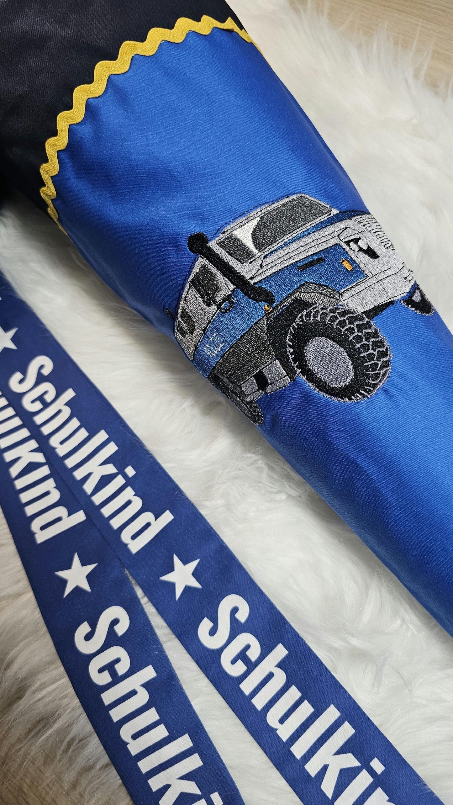 Schultüte mit Applikation / Stickerei / Stickmotiv - 70cm - Polizei SUV Truck auf Streifenwagen - ST122