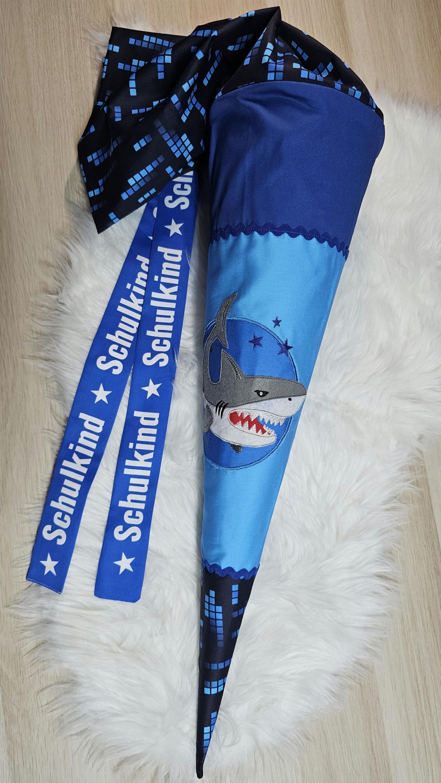 Schultüte mit Applikation / Stickerei / Stickmotiv - 70cm - Hai auf Cubis Blue - ST121