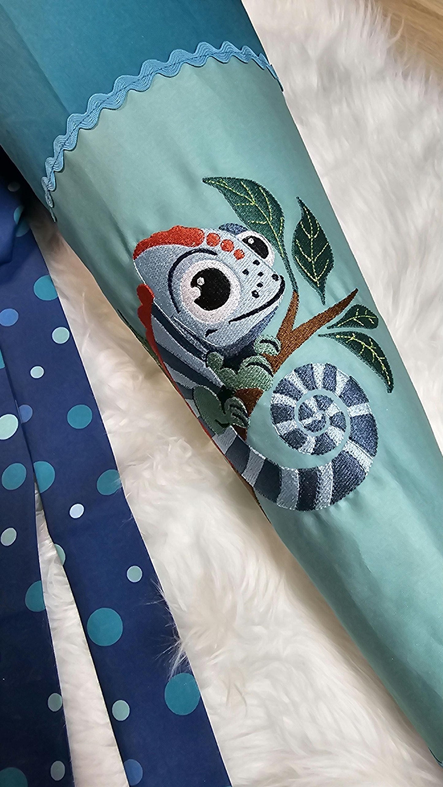 Schultüte mit Applikation / Stickerei / Stickmotiv - 70cm - Chamäleon auf Punkte Türkis - ST103