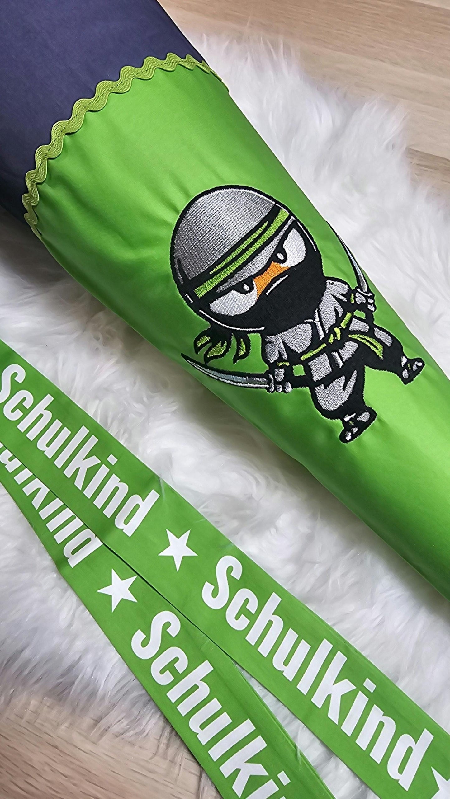 Schultüte mit Applikation / Stickerei / Stickmotiv - 70cm - Ninja auf Ninja Streifen Grün - ST200