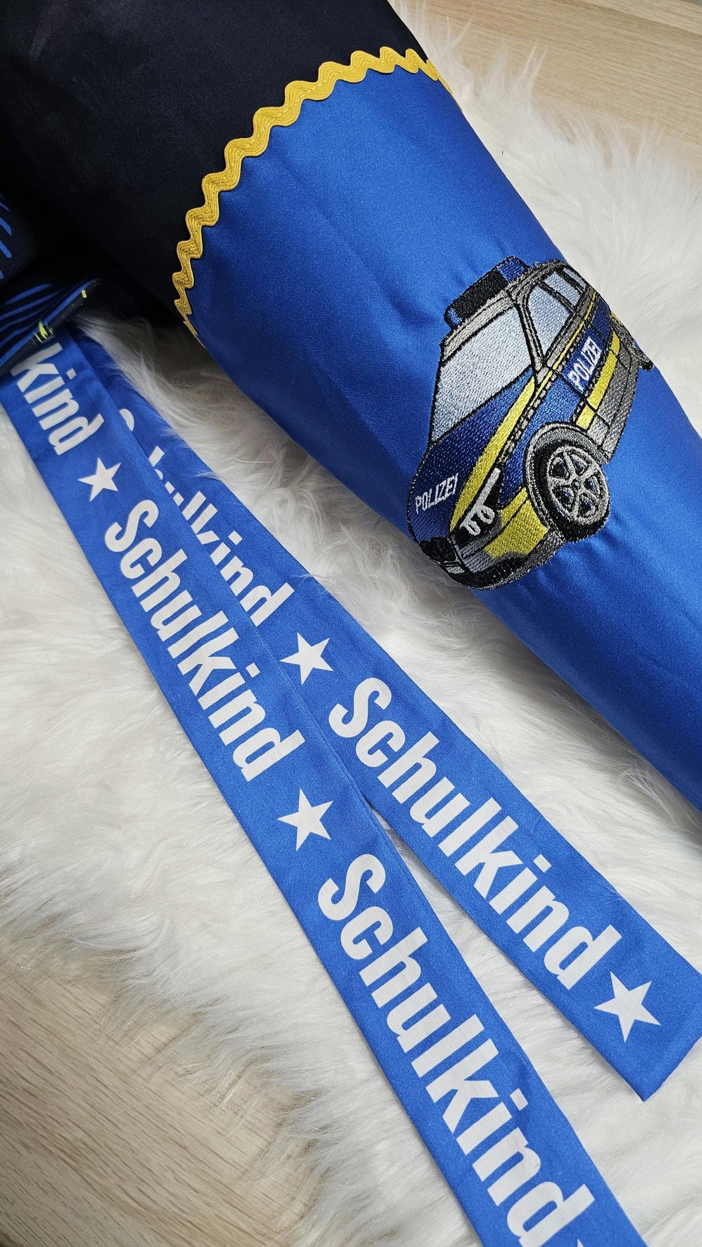 Schultüte mit Applikation / Stickerei / Stickmotiv - 70cm - Polizei Auto auf Streifenwagen - ST188