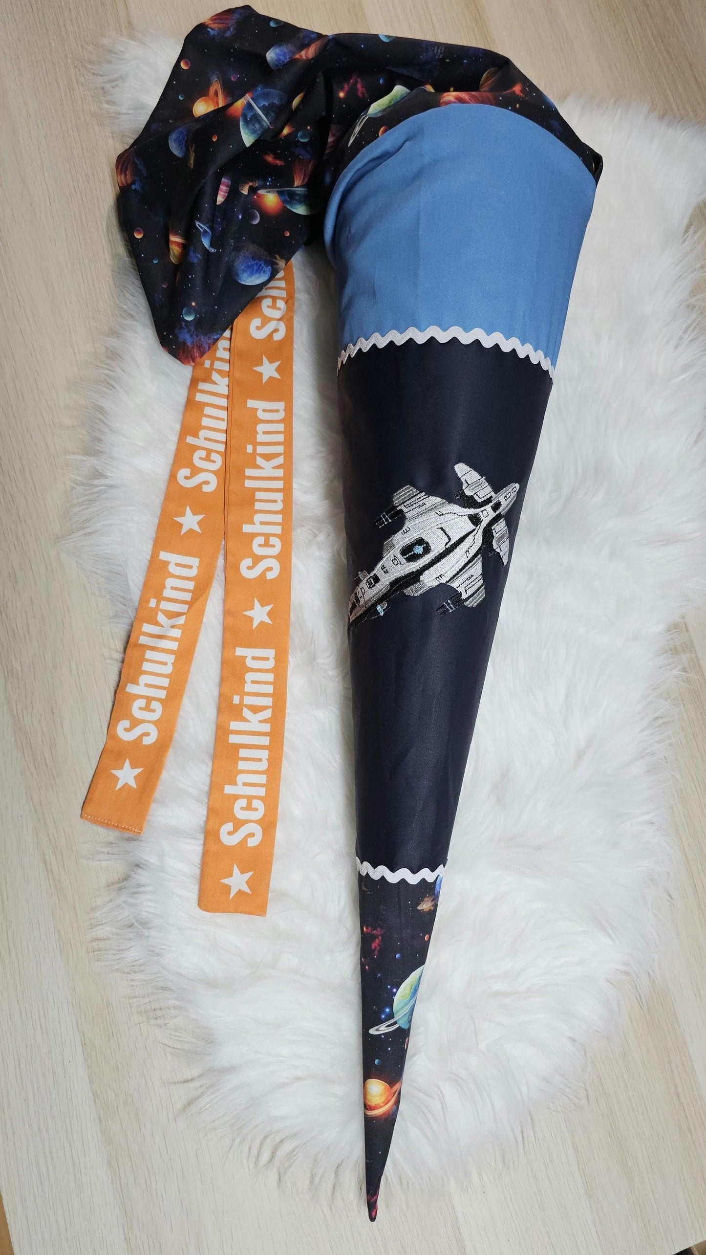 Schultüte mit Applikation / Stickerei / Stickmotiv - 70cm - Raumschiff auf Universum und Planeten - ST116