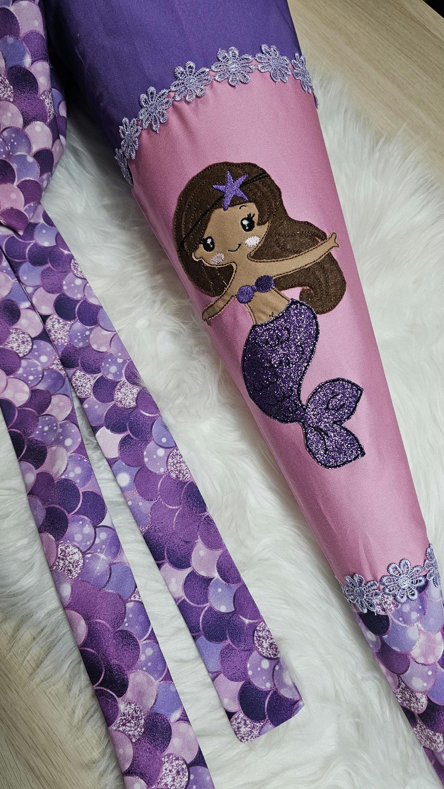 Schultüte mit Applikation / Stickerei / Stickmotiv - 70cm - Meerjungfrau auf Meerjungfrau Schuppen Glitzer - ST161