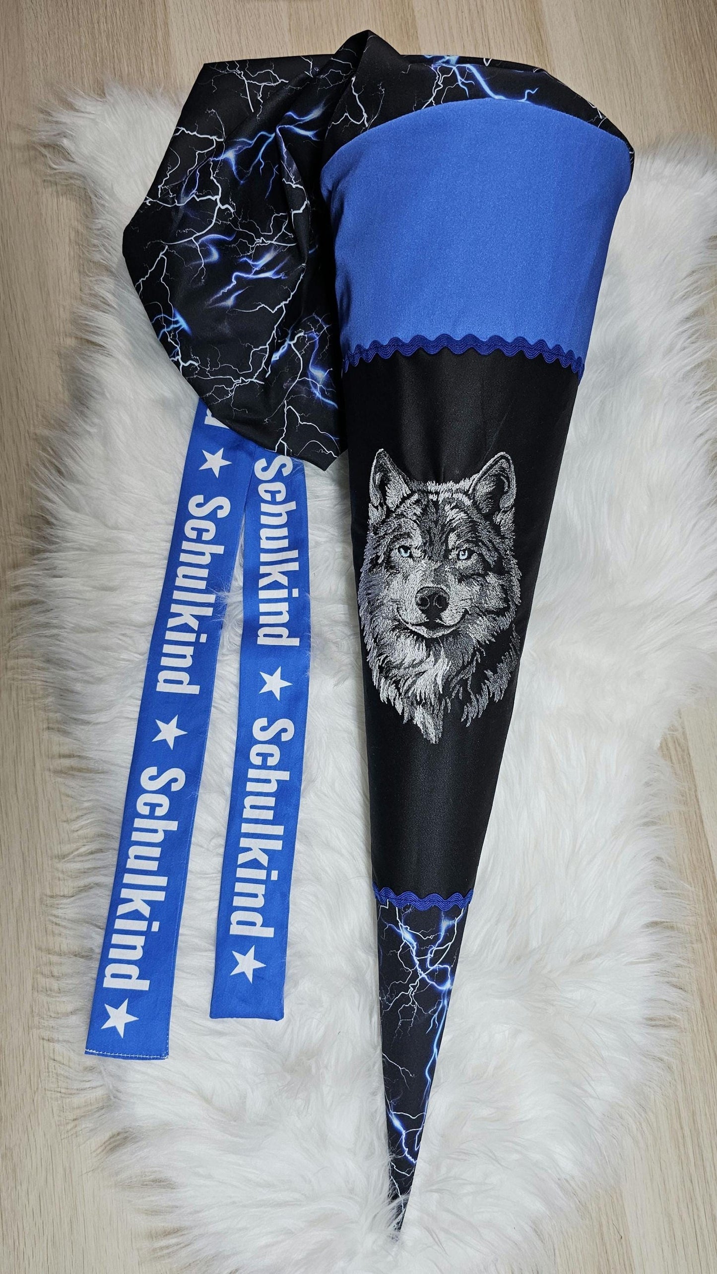 Schultüte mit Applikation / Stickerei / Stickmotiv - 70cm - Wolf auf Blitze / Lightnings Blau- ST163