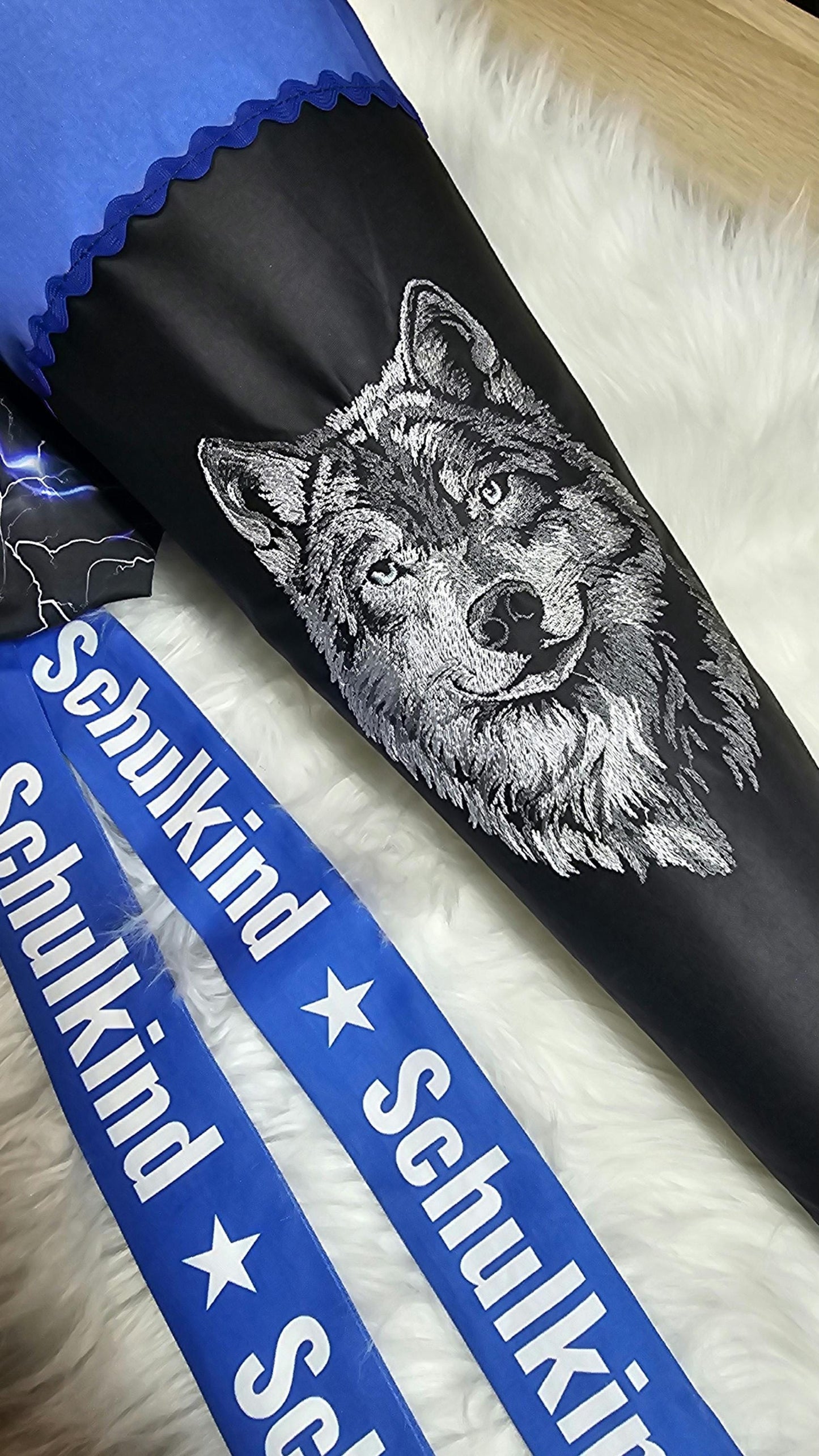 Schultüte mit Applikation / Stickerei / Stickmotiv - 70cm - Wolf auf Blitze / Lightnings Blau- ST163