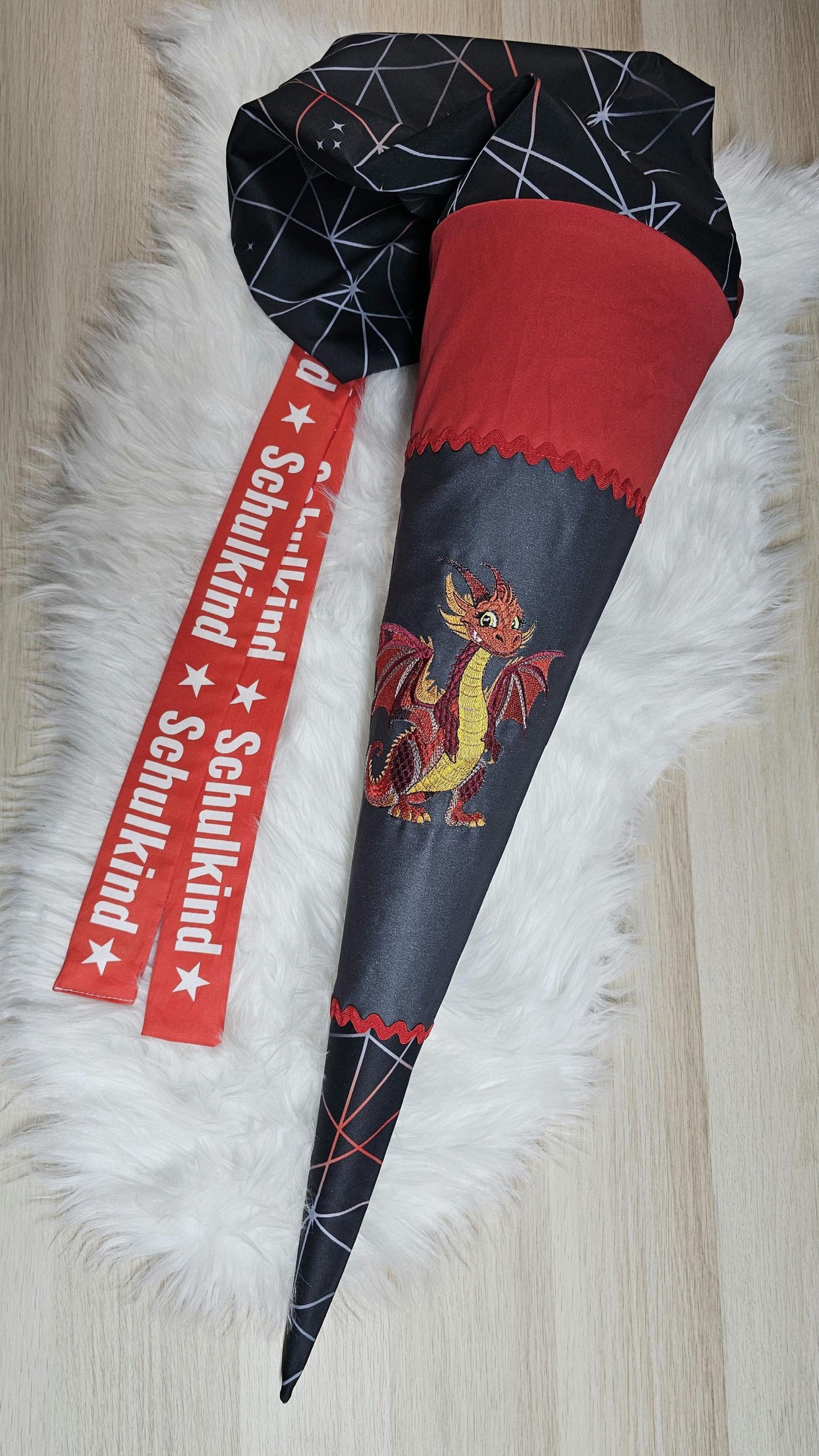 Schultüte mit Applikation / Stickerei / Stickmotiv - 70cm - Drache auf Drachenadern schwarz rot - ST155