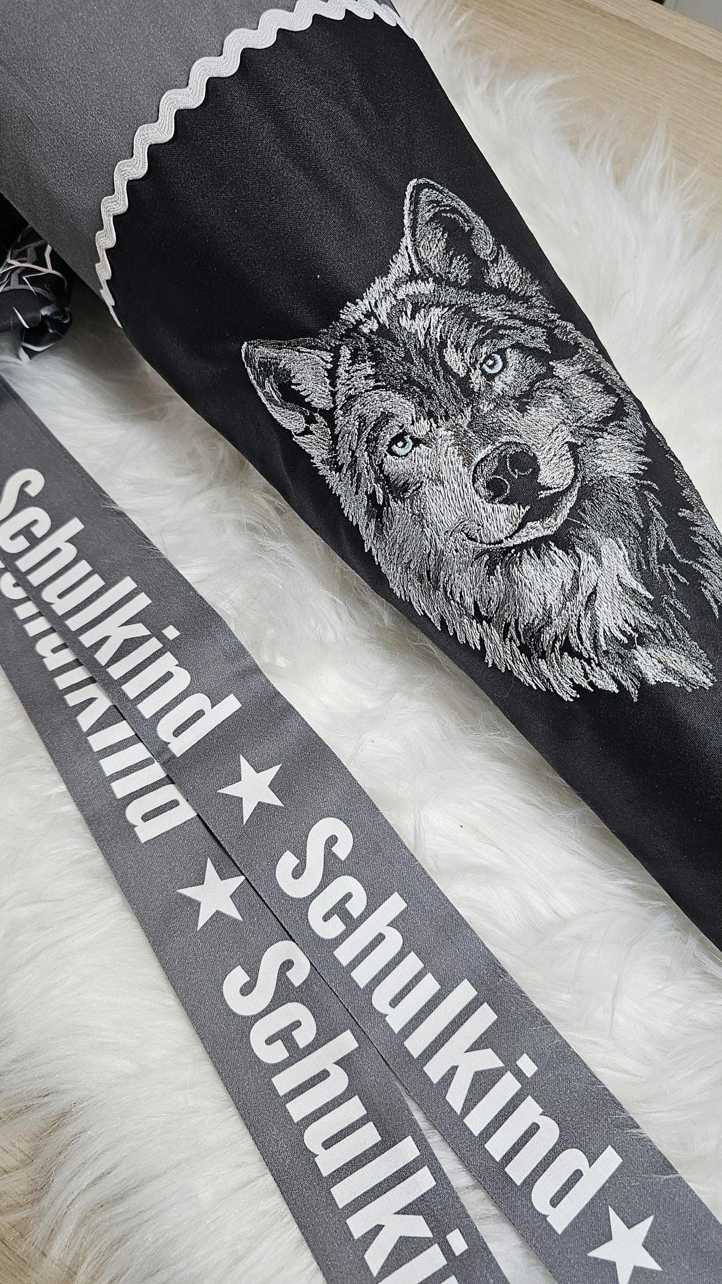 Schultüte mit Applikation / Stickerei / Stickmotiv - 70cm - Wolf auf Blitze schwarz weiß - ST154
