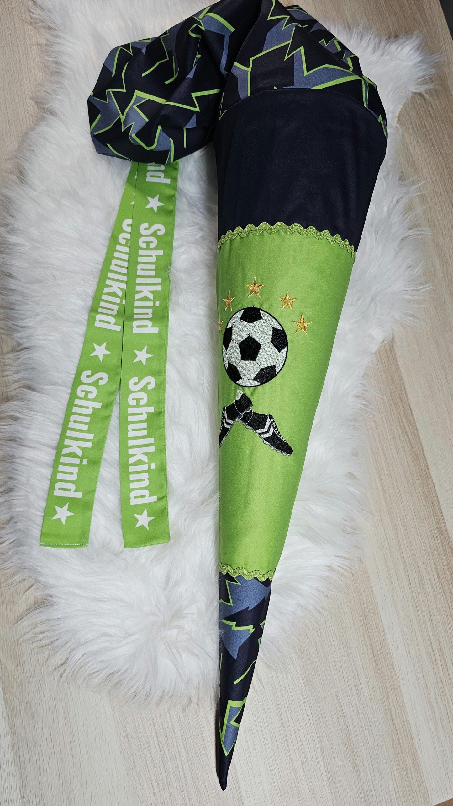 Schultüte mit Applikation / Stickerei / Stickmotiv - 70cm - Fussball mit Schuhen auf Abstrakt grün - ST145