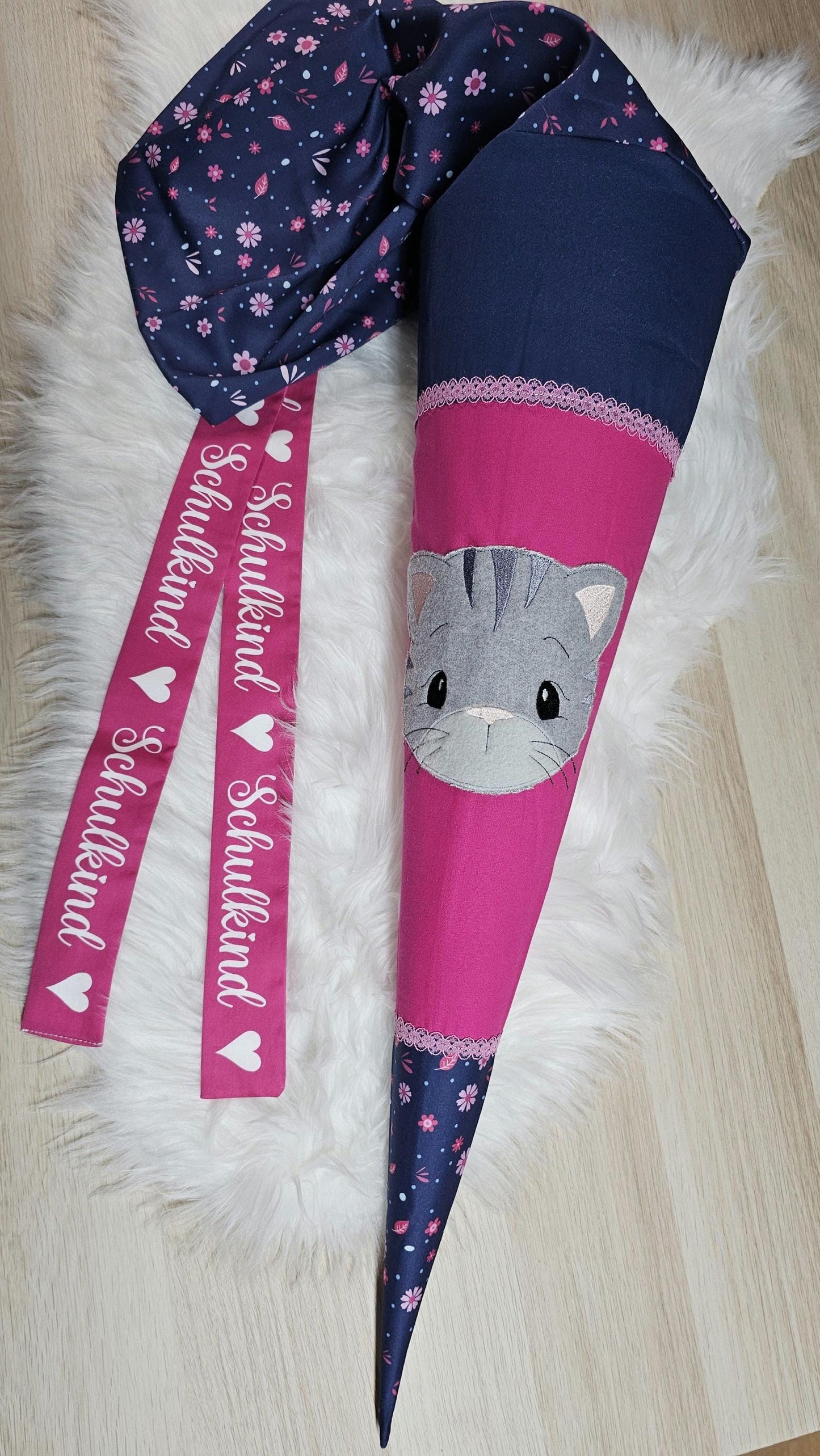 Schultüte mit Applikation / Stickerei / Stickmotiv - 70cm - Katze auf Kleine Blümchen Blau - ST143