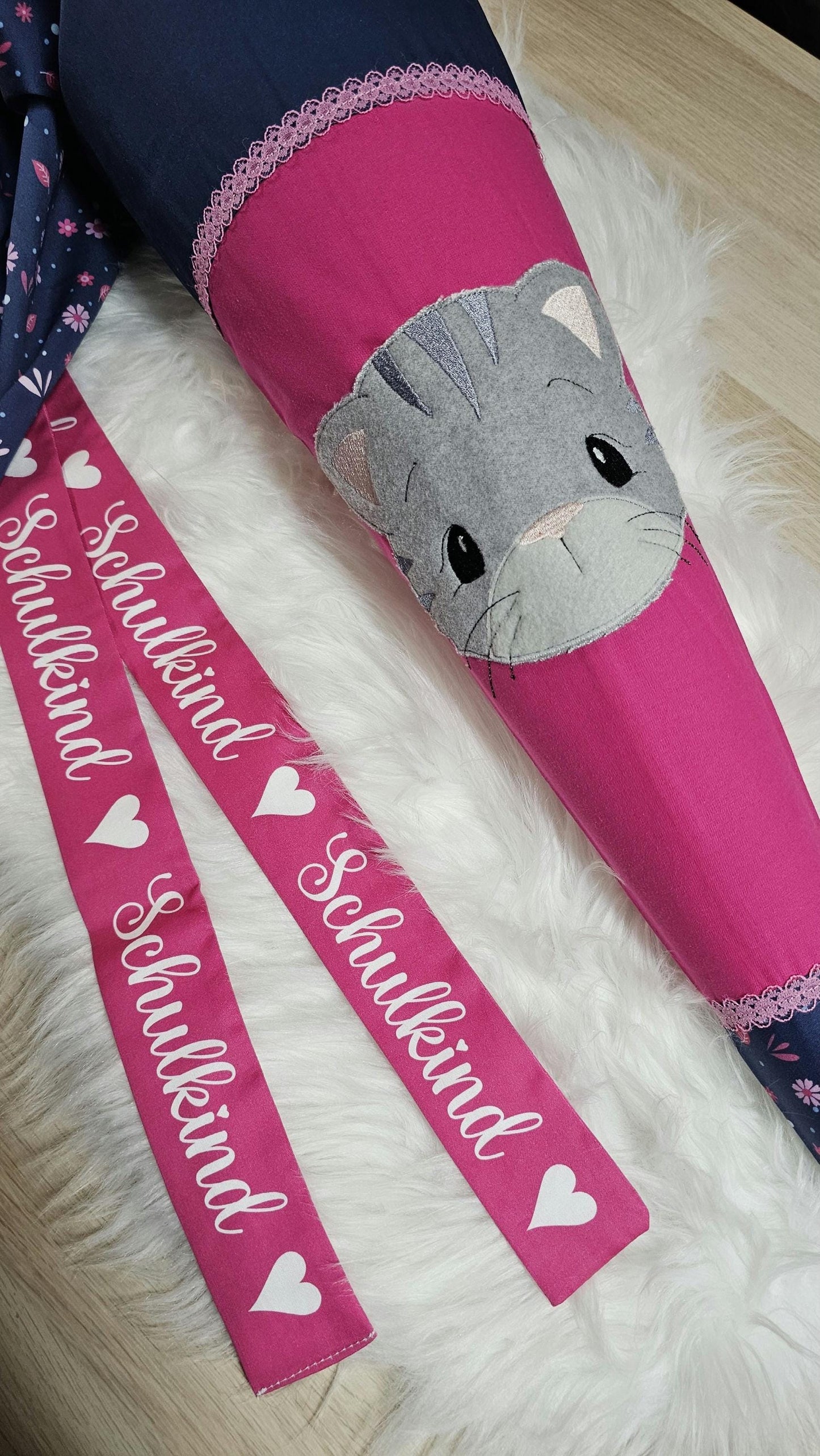 Schultüte mit Applikation / Stickerei / Stickmotiv - 70cm - Katze auf Kleine Blümchen Blau - ST143