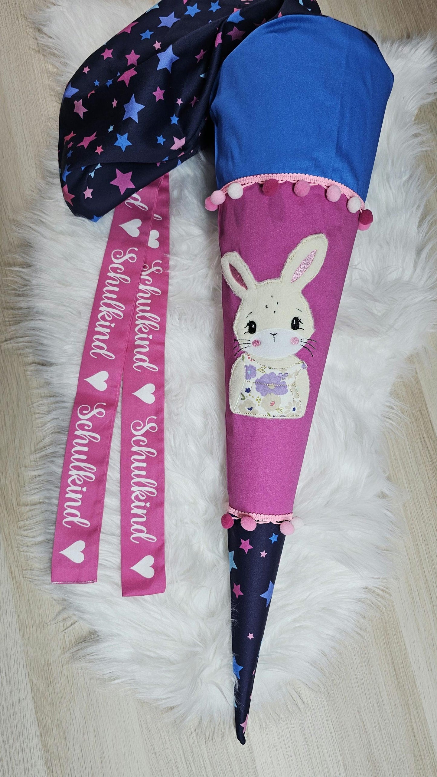 Schultüte mit Applikation / Stickerei / Stickmotiv - 70cm - Hase auf Sterne bunt - ST142