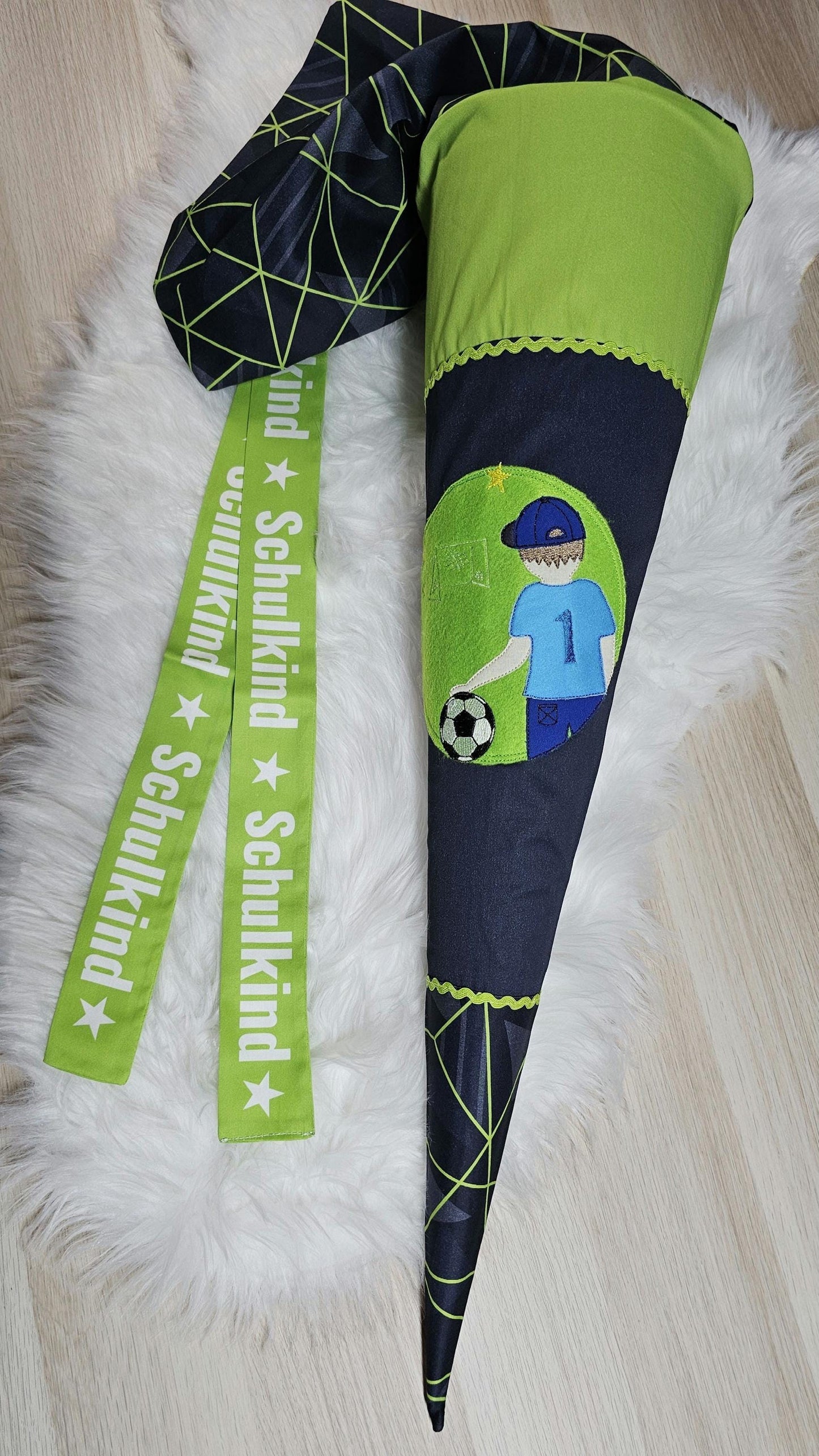 Schultüte mit Applikation / Stickerei / Stickmotiv - 70cm - Fußballjunge auf Dark with Stripes - ST138