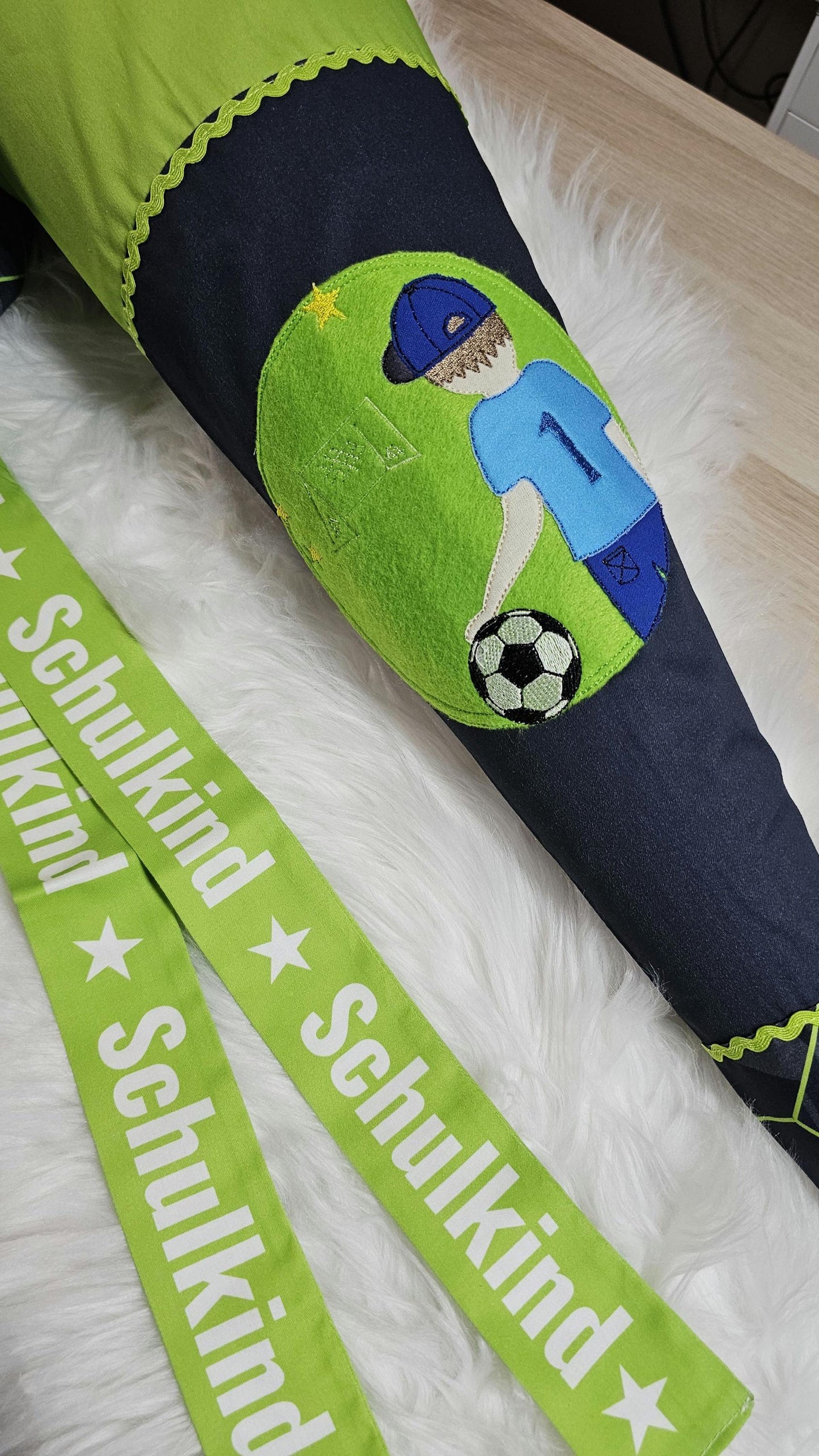 Schultüte mit Applikation / Stickerei / Stickmotiv - 70cm - Fußballjunge auf Dark with Stripes - ST138