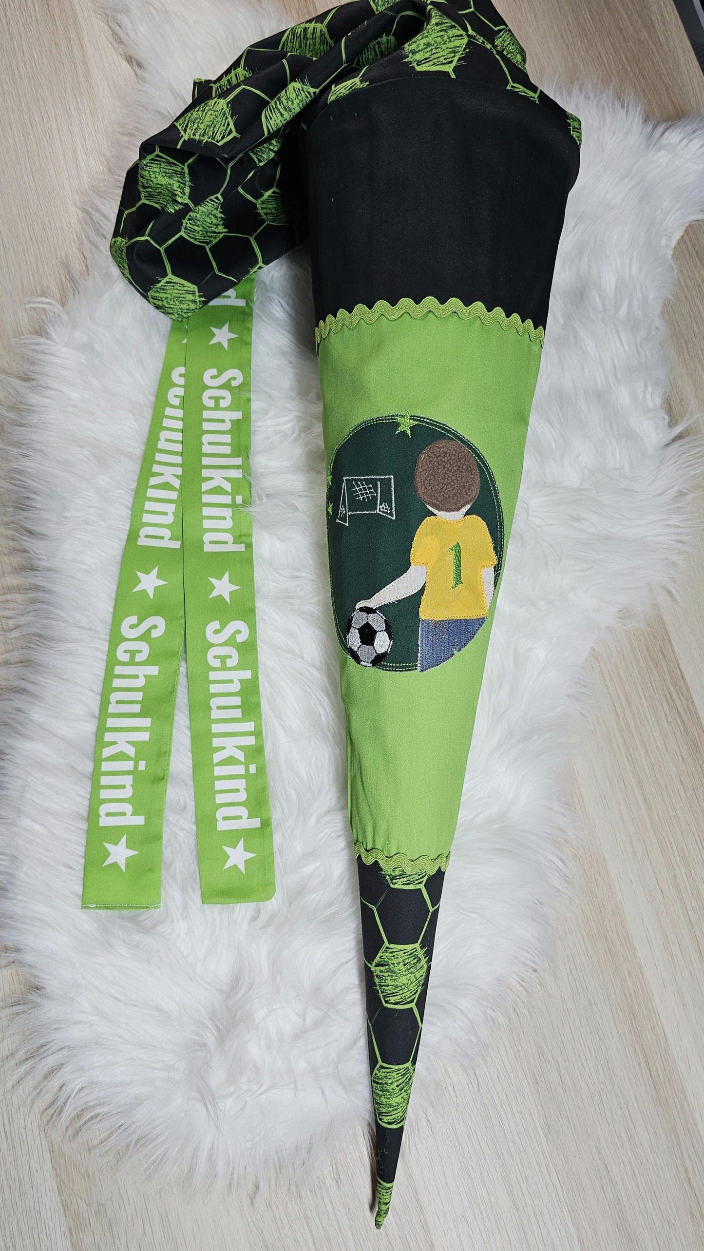 Schultüte mit Applikation / Stickerei / Stickmotiv - 70cm - Fußballjunge auf Soccer Dunkelgrün - ST137