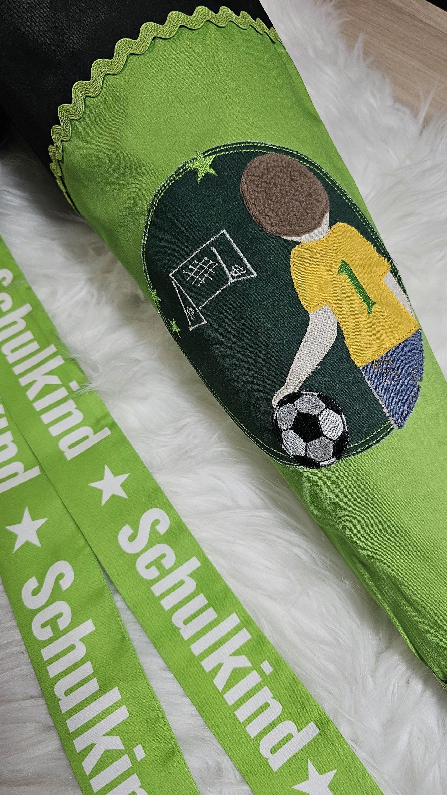 Schultüte mit Applikation / Stickerei / Stickmotiv - 70cm - Fußballjunge auf Soccer Dunkelgrün - ST137