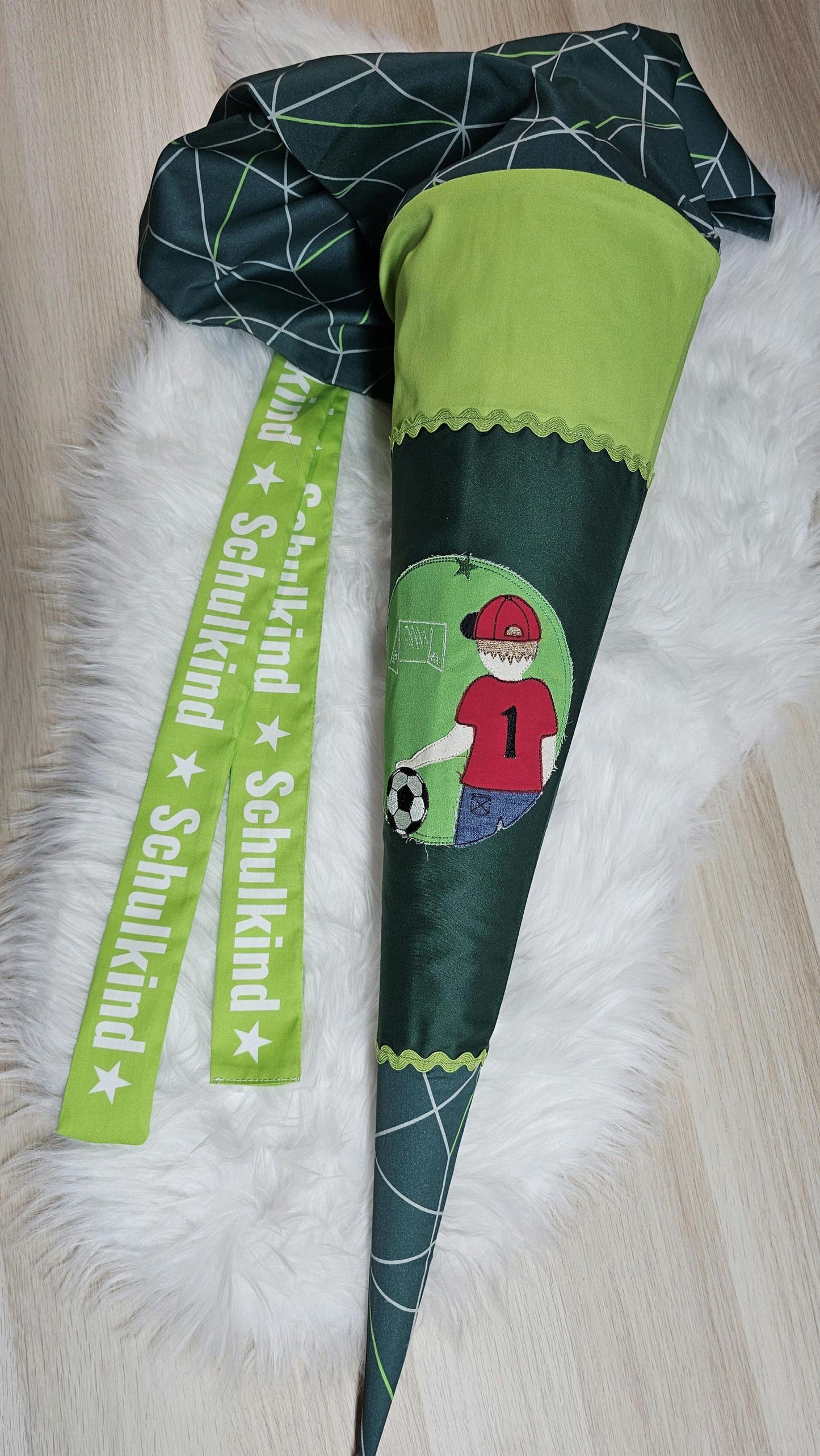 Schultüte mit Applikation / Stickerei / Stickmotiv - 70cm - Fußballjunge auf Streifen Grün grau - ST134