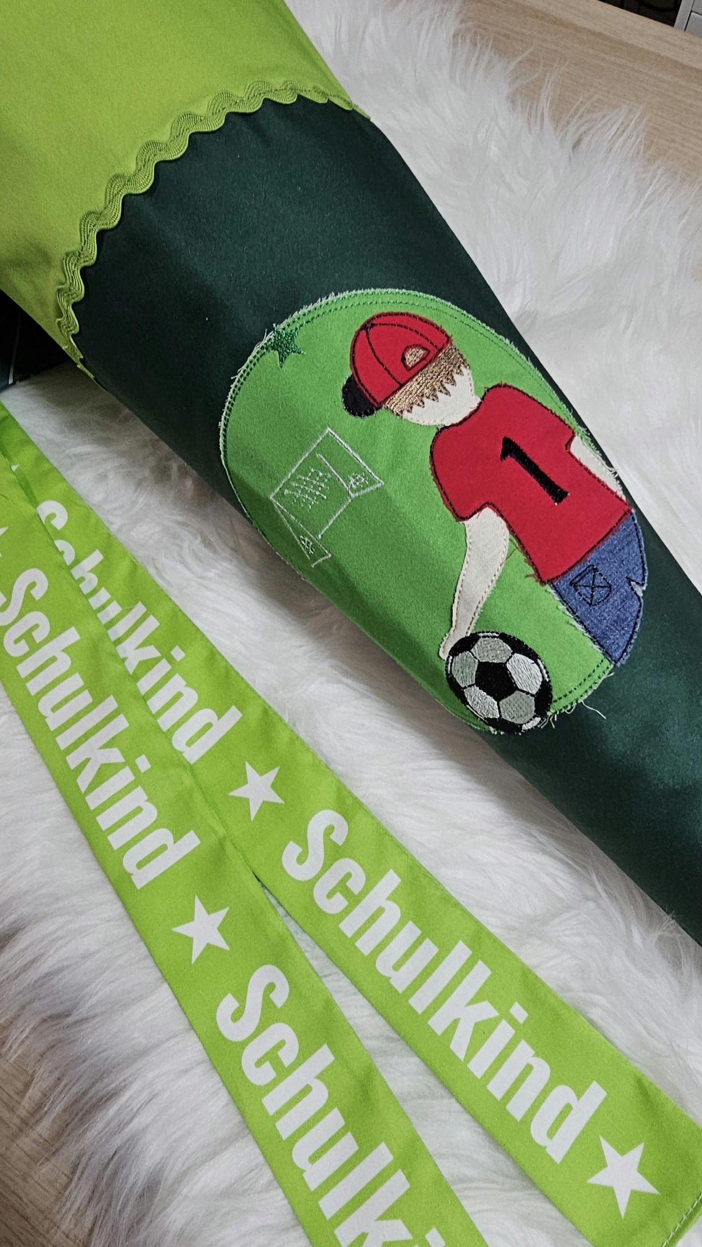 Schultüte mit Applikation / Stickerei / Stickmotiv - 70cm - Fußballjunge auf Streifen Grün grau - ST134