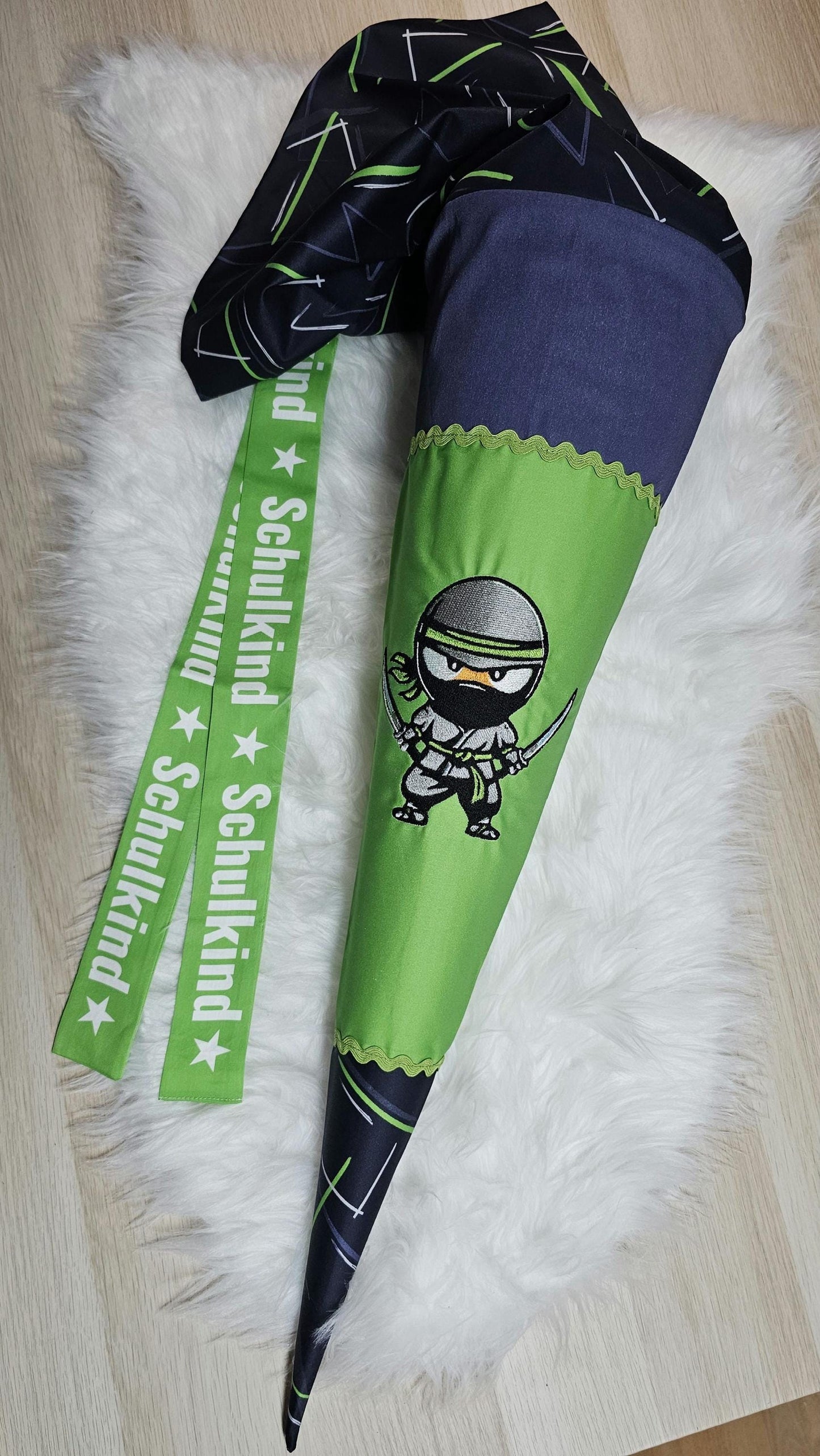 Schultüte mit Applikation / Stickerei / Stickmotiv - 70cm - Ninja auf Ninja Streifen Grün - ST200