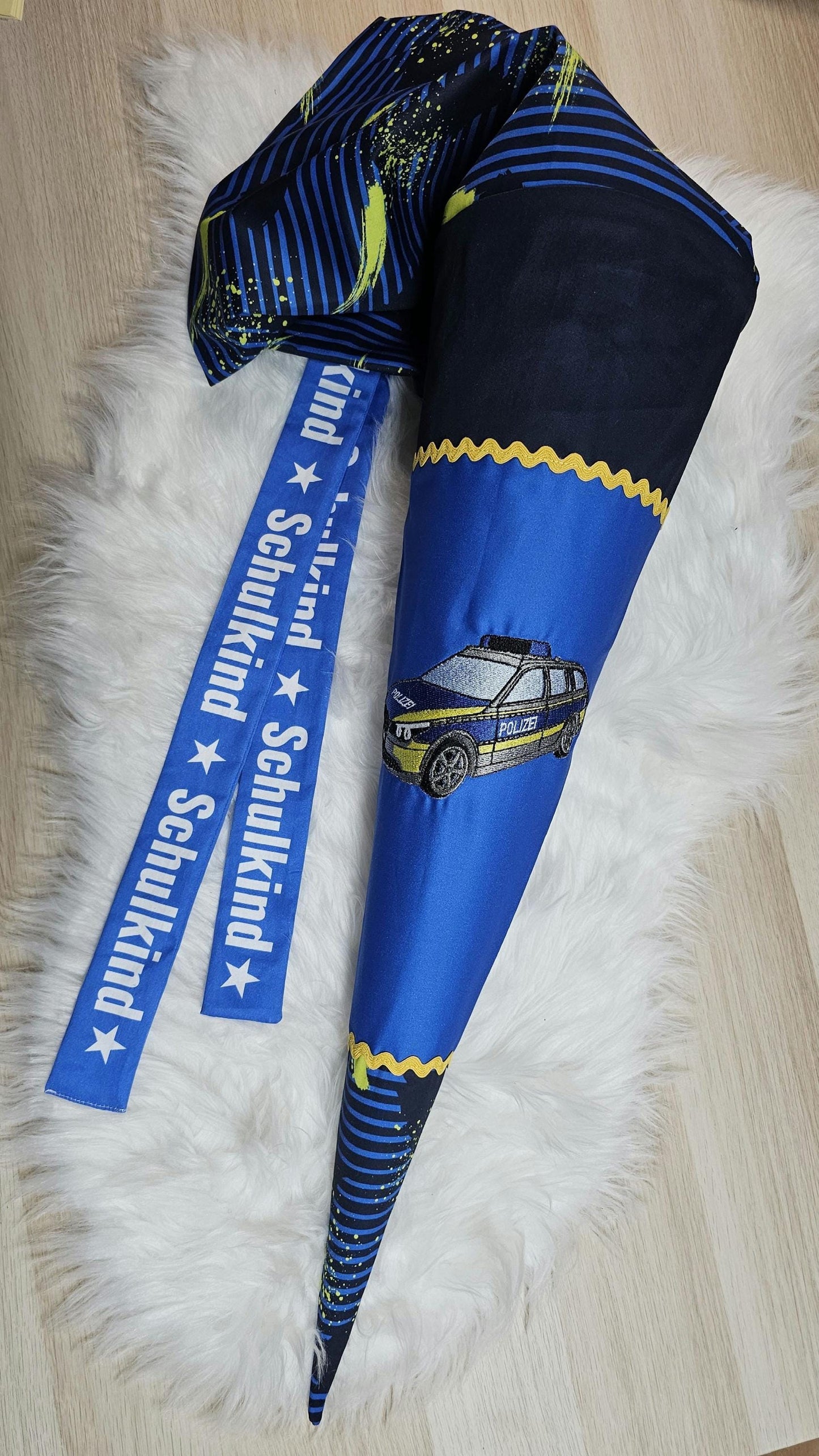 Schultüte mit Applikation / Stickerei / Stickmotiv - 70cm - Polizei Auto auf Streifenwagen - ST188