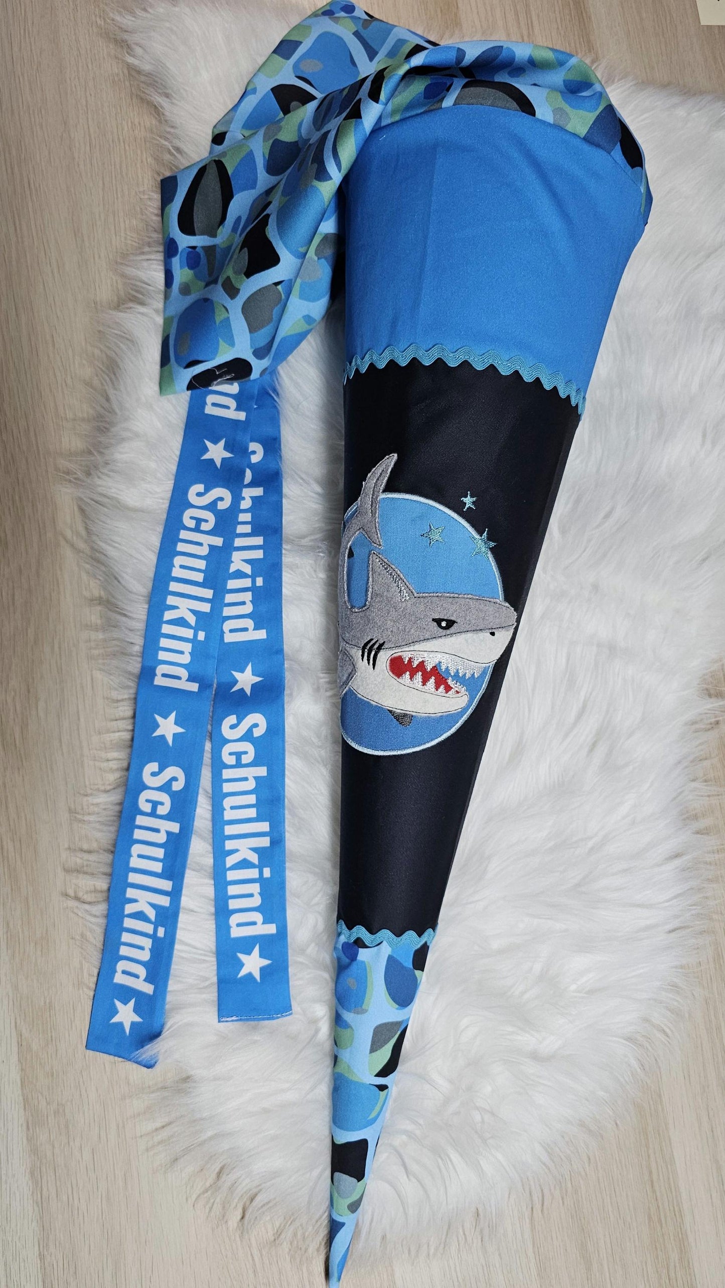 Schultüte mit Applikation / Stickerei / Stickmotiv - 70cm - Hai auf Aquarium - ST201