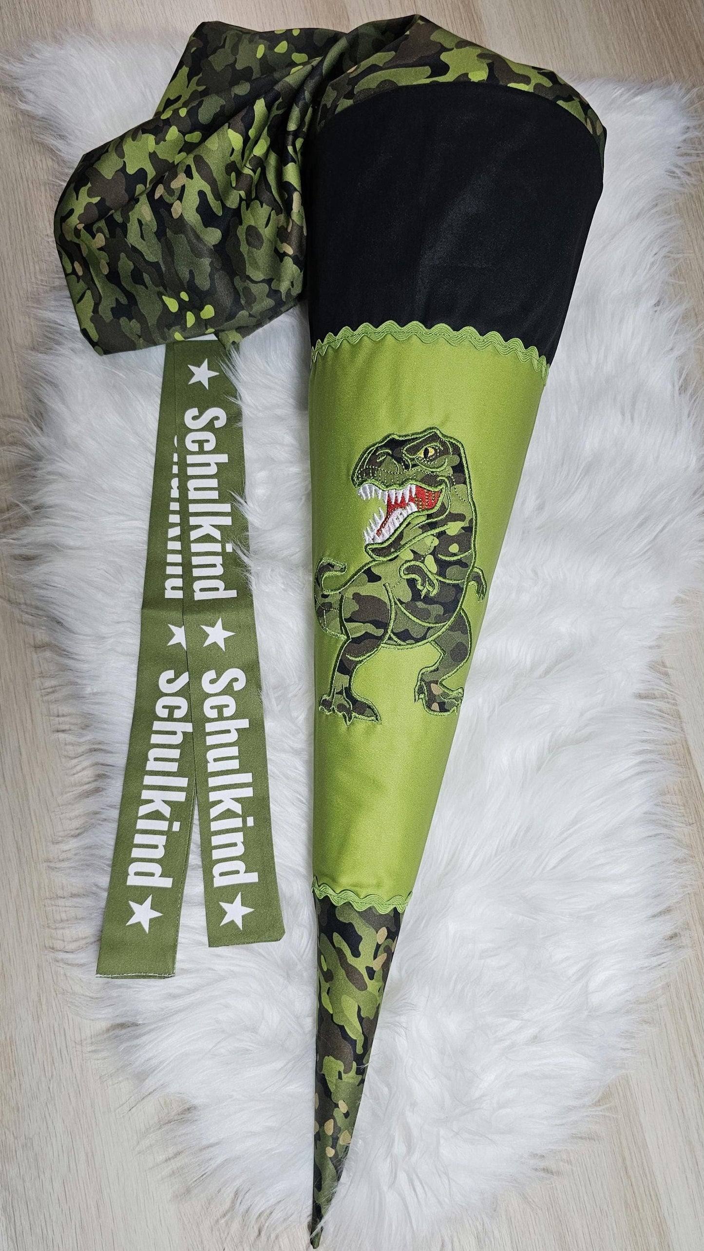 Schultüte mit Applikation / Stickerei / Stickmotiv - 70cm - Dino auf Camouflage Dino - ST202