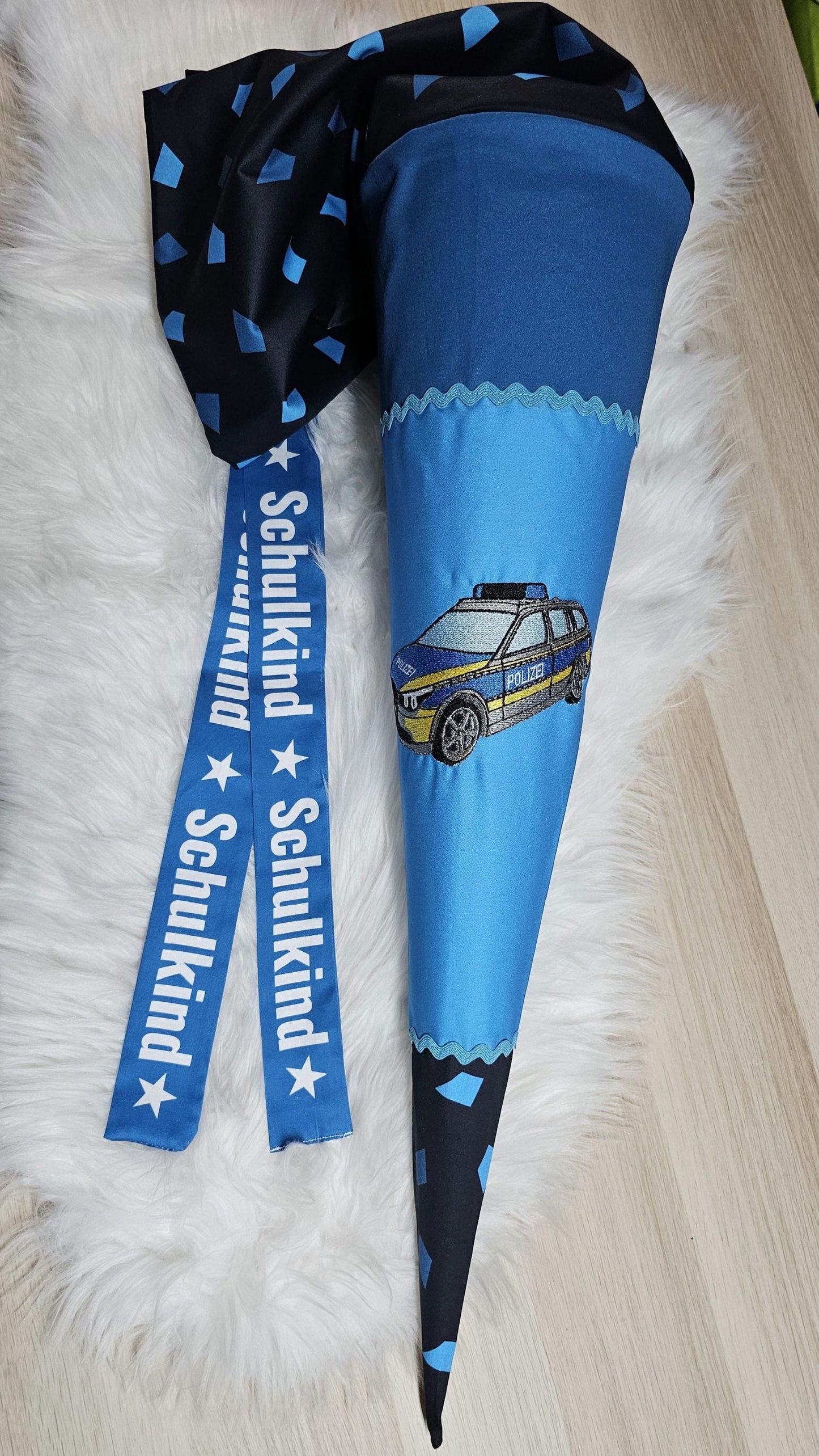 Schultüte mit Applikation / Stickerei / Stickmotiv - 70cm - Polizei Auto auf Polizei Station - ST203