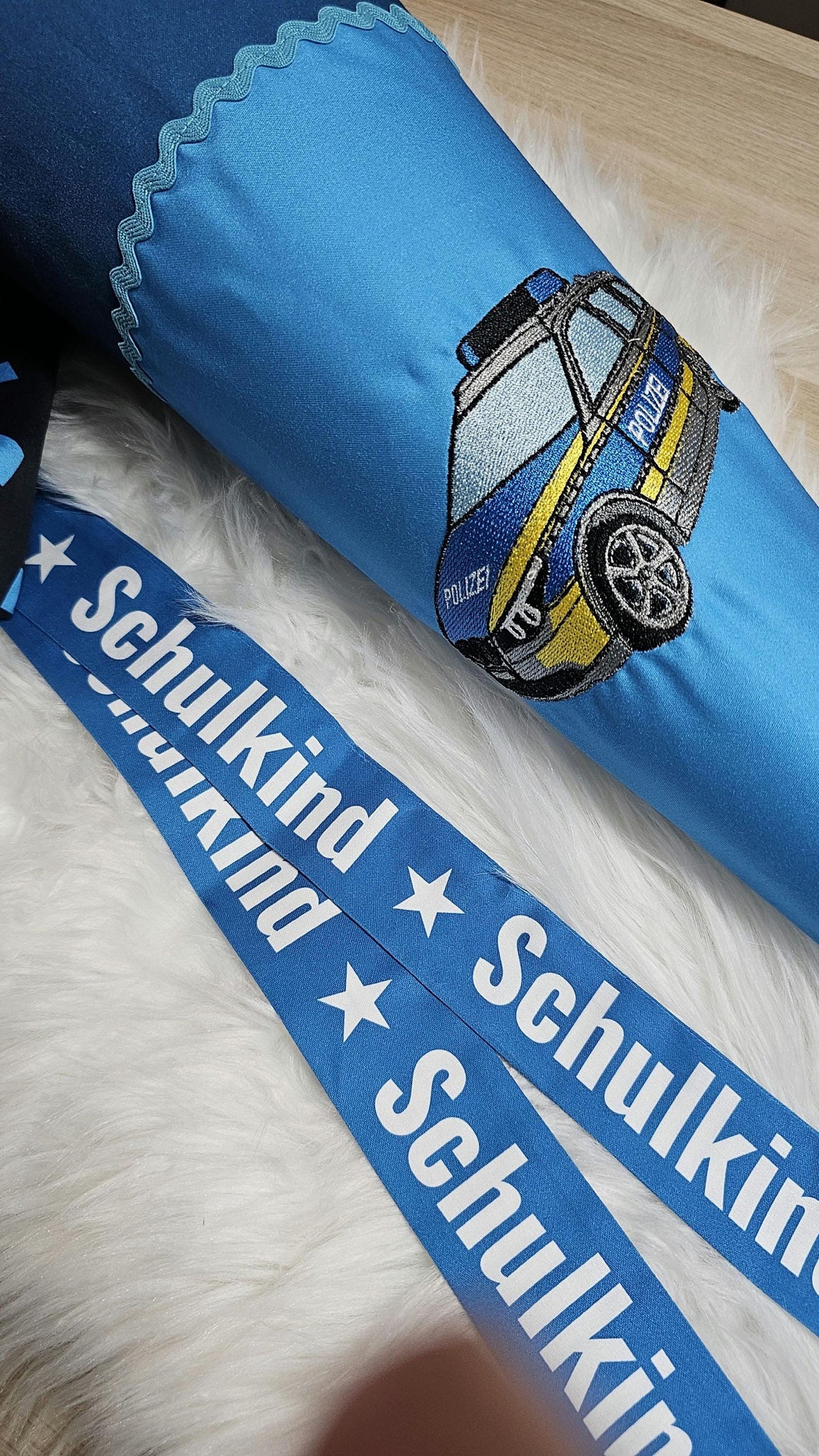 Schultüte mit Applikation / Stickerei / Stickmotiv - 70cm - Polizei Auto auf Polizei Station - ST203