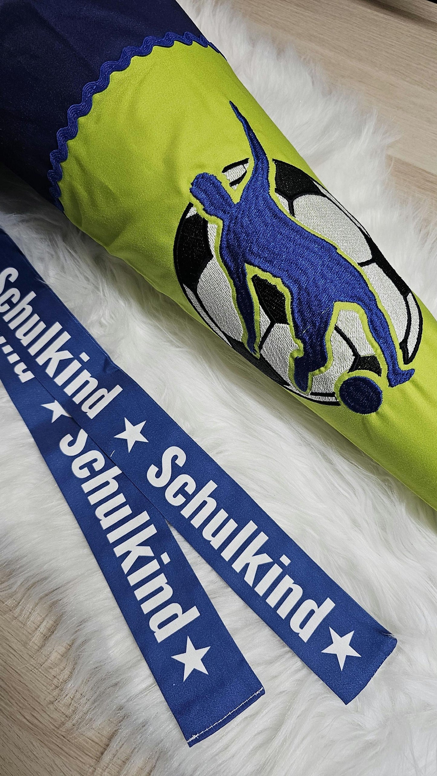 Schultüte mit Applikation / Stickerei / Stickmotiv - 70cm - Fussballer auf Stürmer Blau - ST205