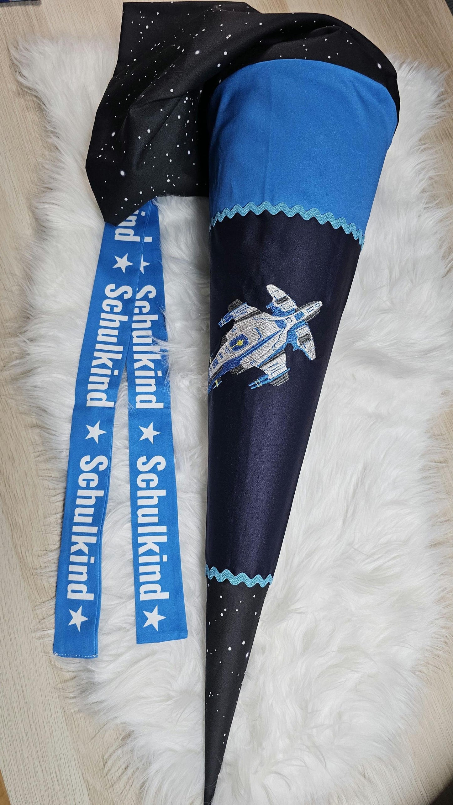 Schultüte mit Applikation / Stickerei / Stickmotiv - 70cm - Raumschiff auf Sternenhimmel Darknavy - ST207