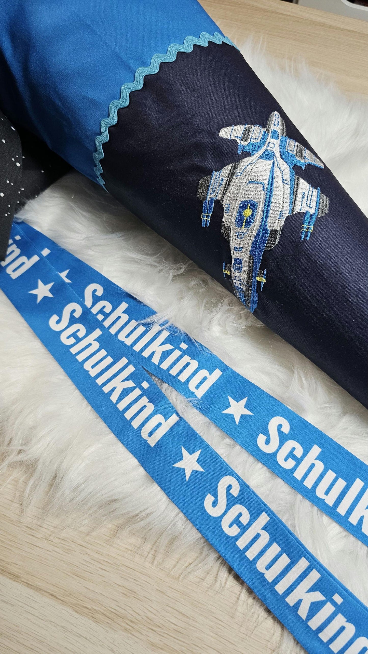 Schultüte mit Applikation / Stickerei / Stickmotiv - 70cm - Raumschiff auf Sternenhimmel Darknavy - ST207