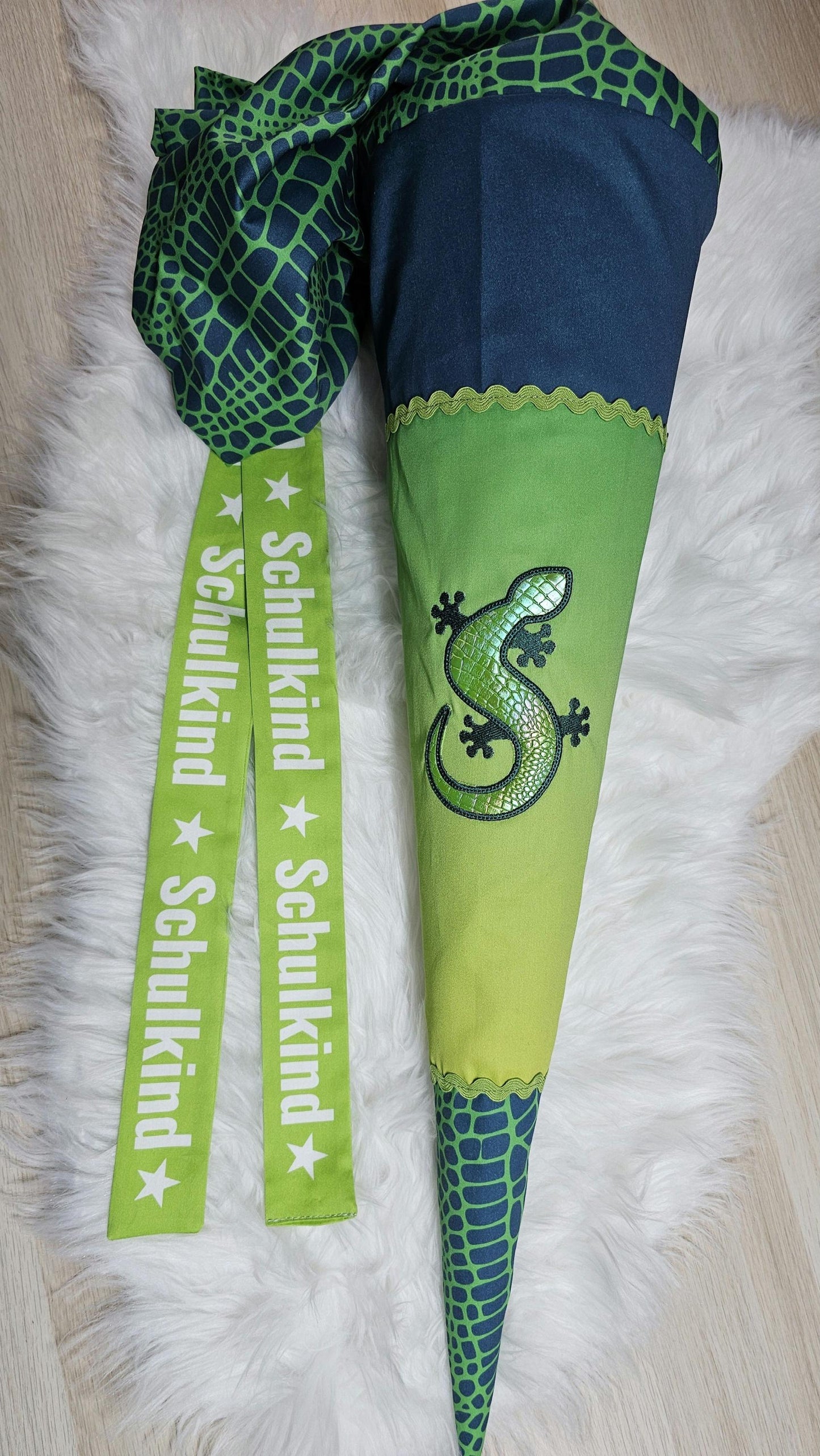 Schultüte mit Applikation / Stickerei / Stickmotiv - 70cm - Eidechse, Gecko, Salamander auf Eidechsenhaut - ST209