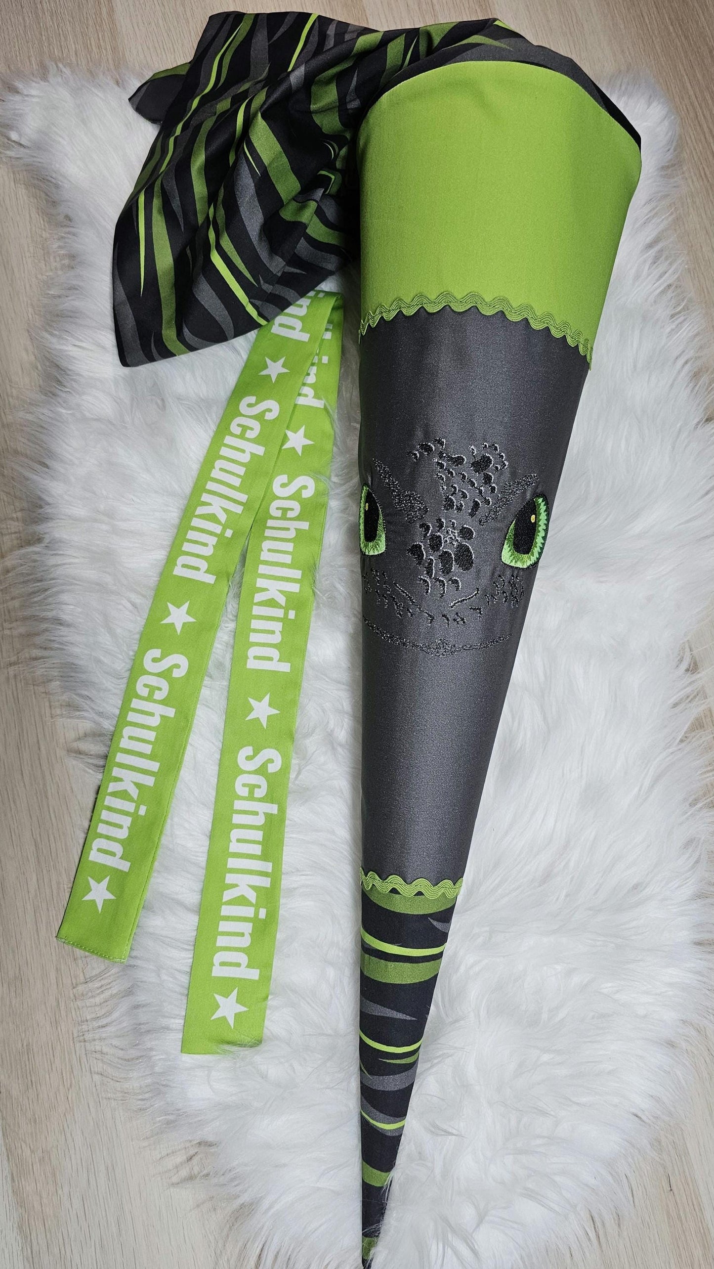 Schultüte mit Applikation / Stickerei / Stickmotiv - 70cm - Drachenaugen auf Waves Grün - ST160