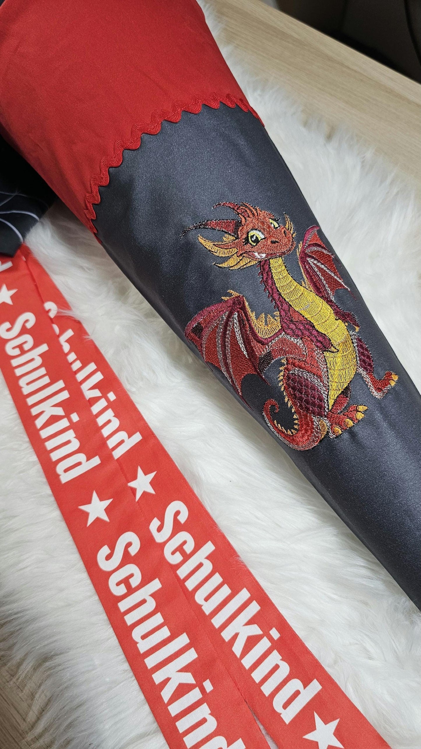 Schultüte mit Applikation / Stickerei / Stickmotiv - 70cm - Drache auf Drachenadern schwarz rot - ST155