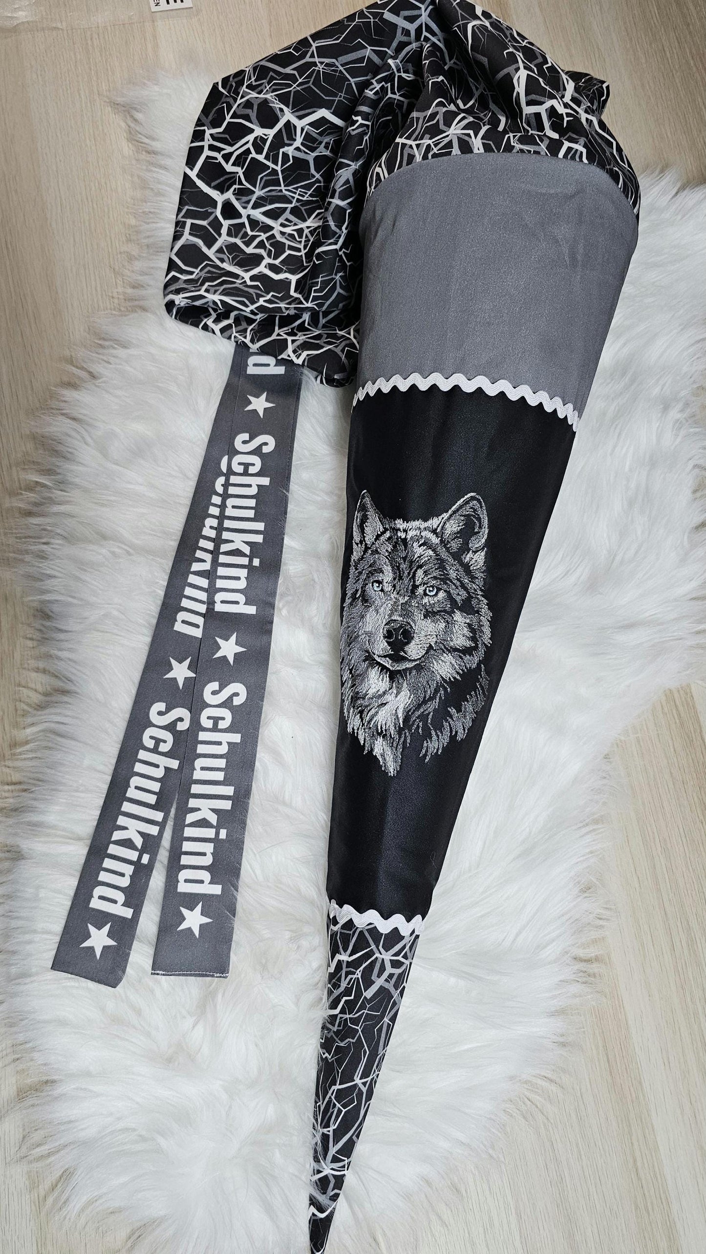 Schultüte mit Applikation / Stickerei / Stickmotiv - 70cm - Wolf auf Blitze schwarz weiß - ST154