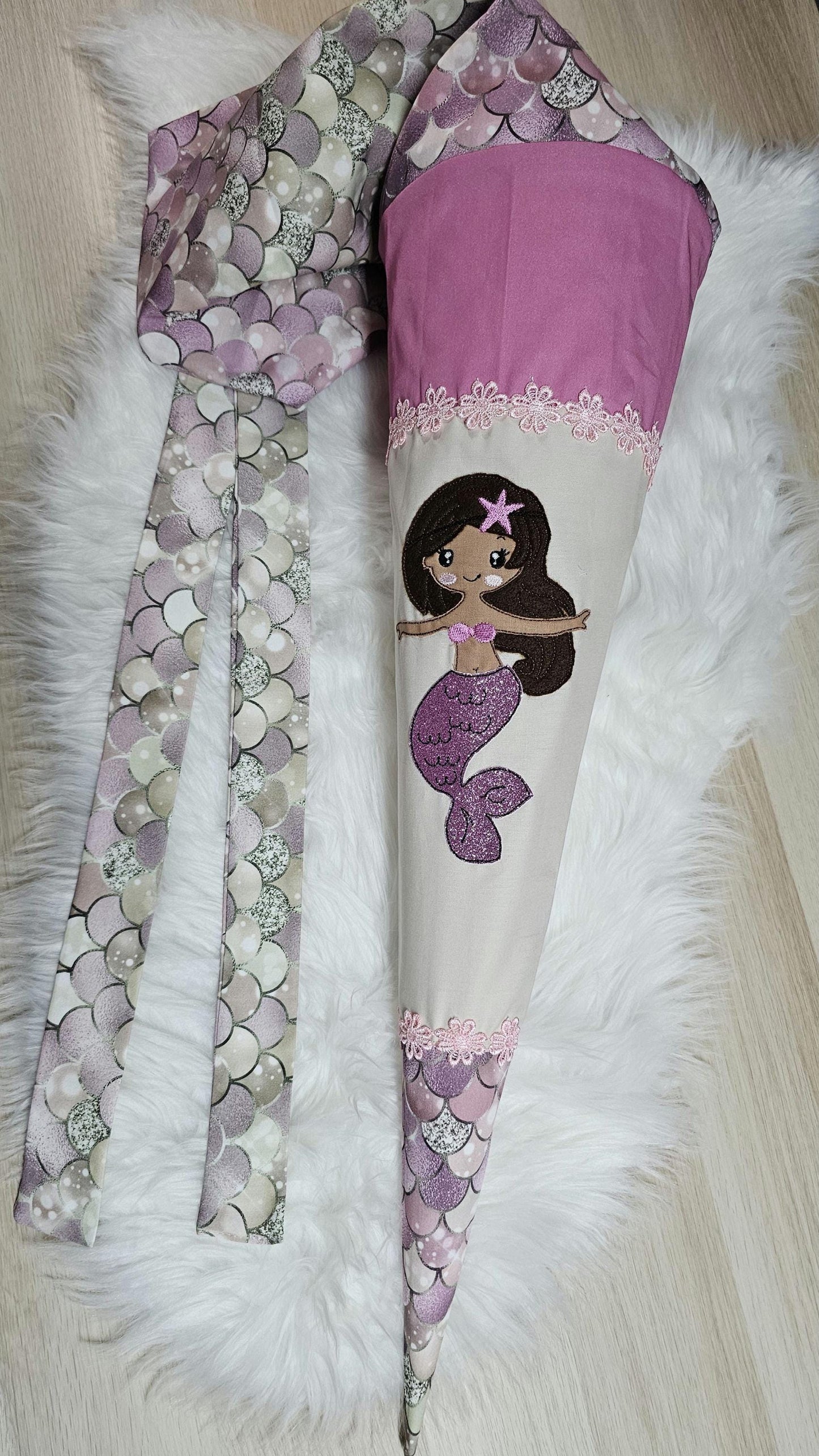 Schultüte mit Applikation / Stickerei / Stickmotiv - 70cm - Meerjungfrau auf Meerjungfrau Schuppen Glitzer - ST150