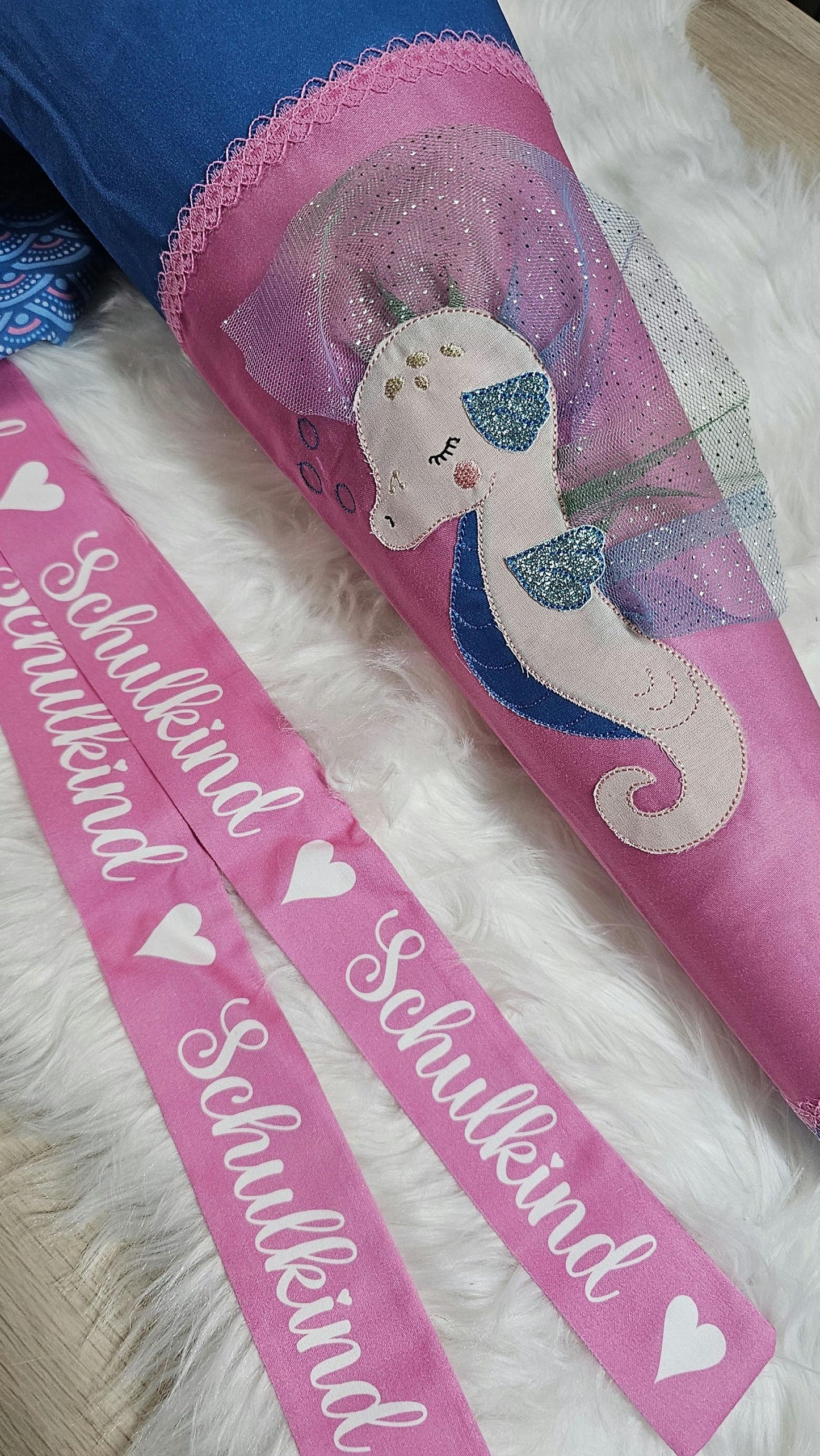 Schultüte mit Applikation / Stickerei / Stickmotiv - 70cm - Seepferdchen auf Regenbogen Bogen - ST149