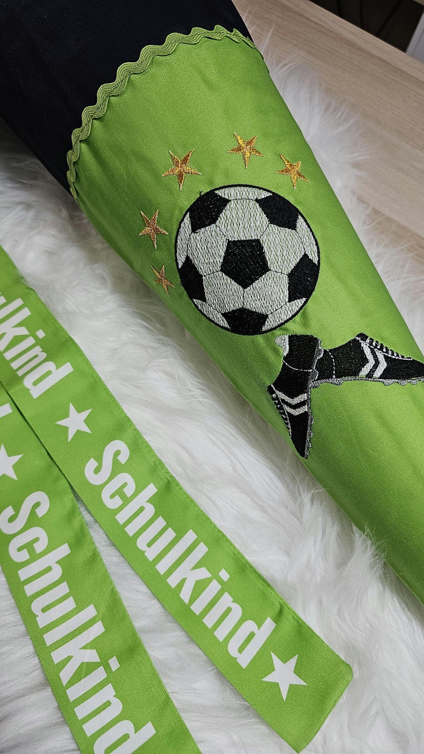 Schultüte mit Applikation / Stickerei / Stickmotiv - 70cm - Fussball mit Schuhen auf Abstrakt grün - ST145