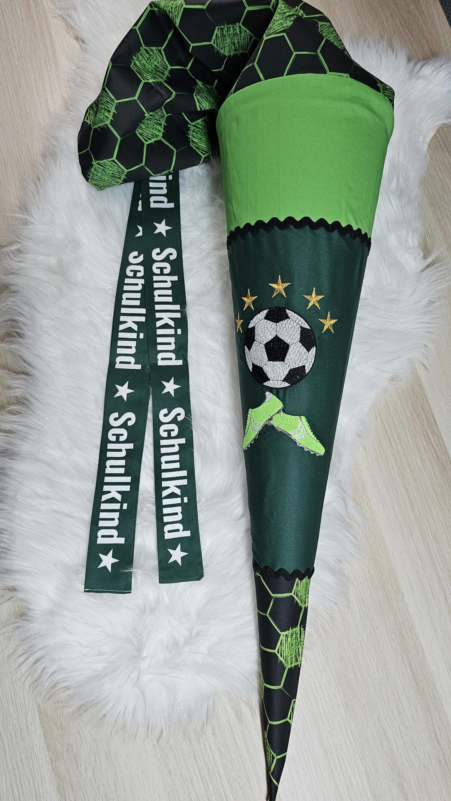 Schultüte mit Applikation / Stickerei / Stickmotiv - 70cm - Fussball mit Schuhen auf Soccer Dunkelgrün - ST136