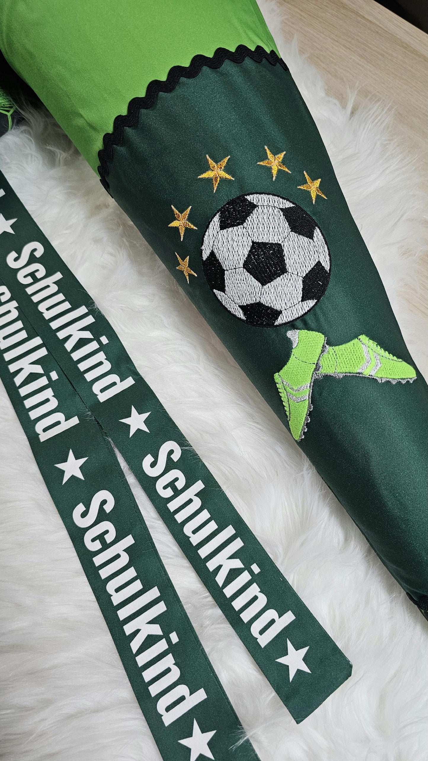 Schultüte mit Applikation / Stickerei / Stickmotiv - 70cm - Fussball mit Schuhen auf Soccer Dunkelgrün - ST136