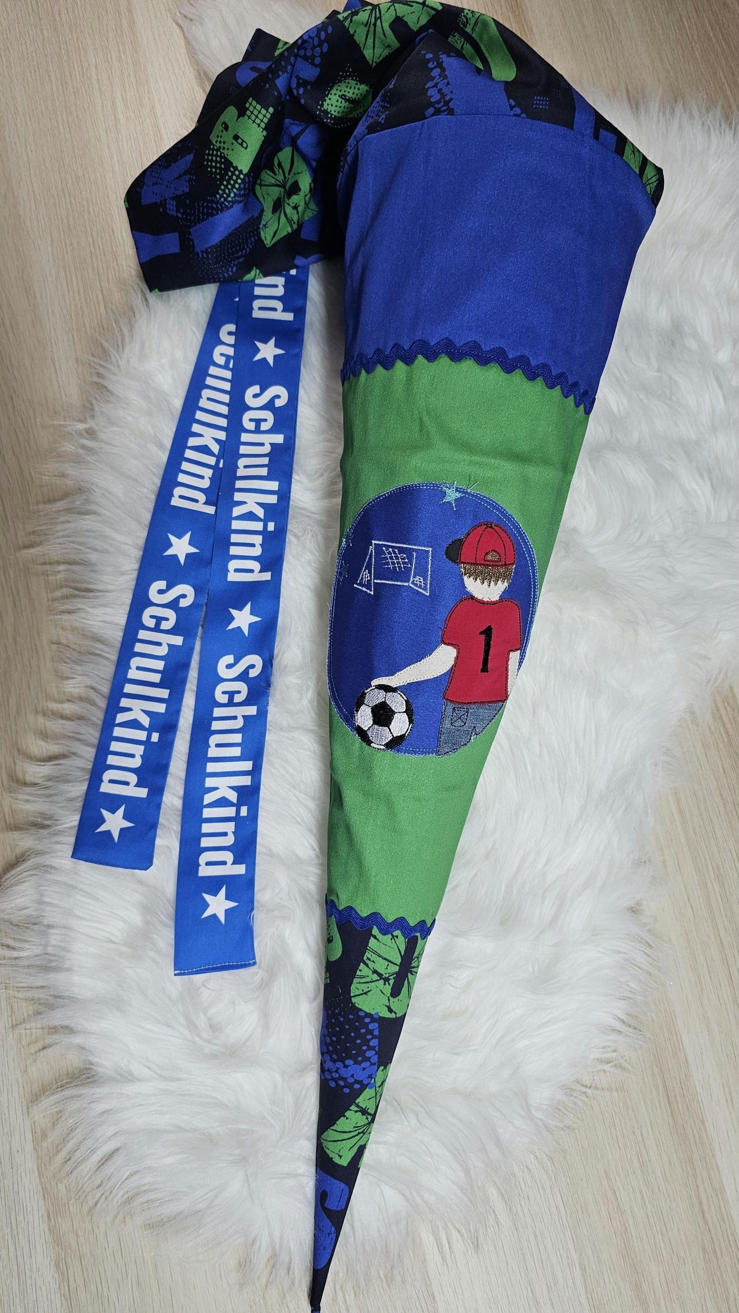 Schultüte mit Applikation / Stickerei / Stickmotiv - 70cm - Fußballjunge auf Fussball ABC - ST135
