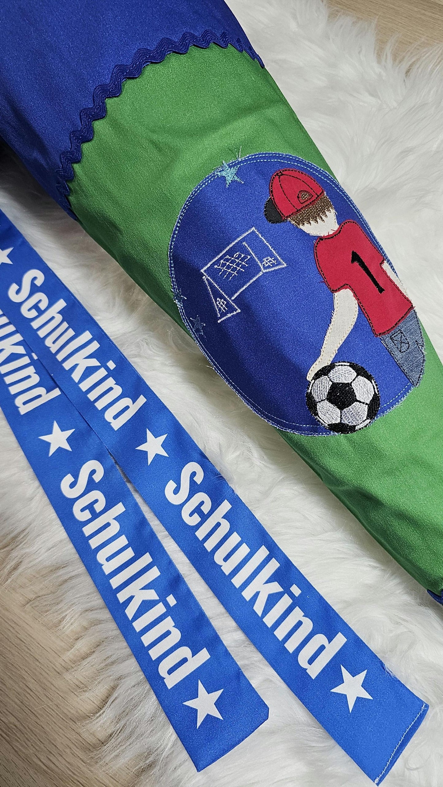 Schultüte mit Applikation / Stickerei / Stickmotiv - 70cm - Fußballjunge auf Fussball ABC - ST135