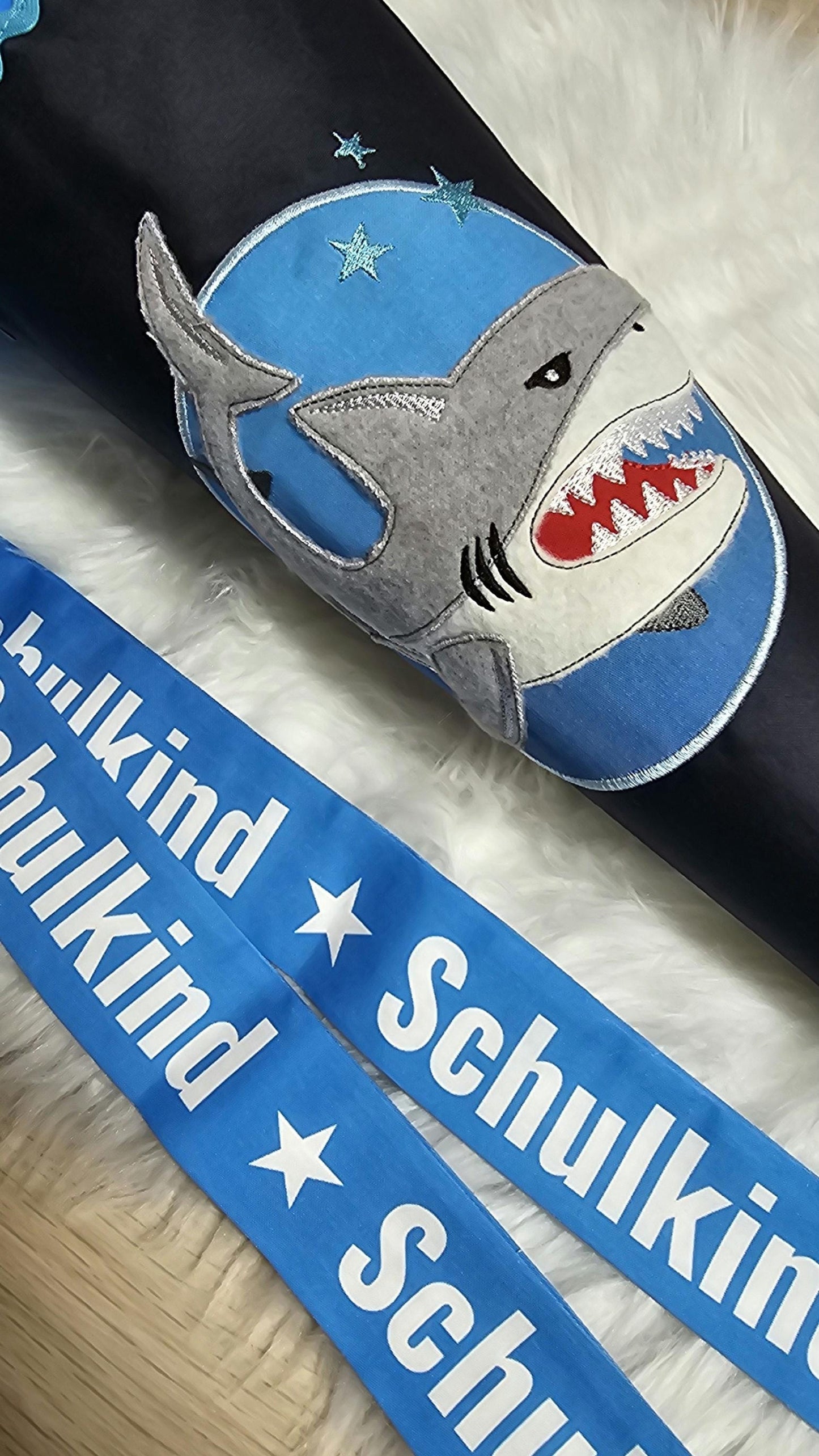 Schultüte mit Applikation / Stickerei / Stickmotiv - 70cm - Hai auf Aquarium - ST201