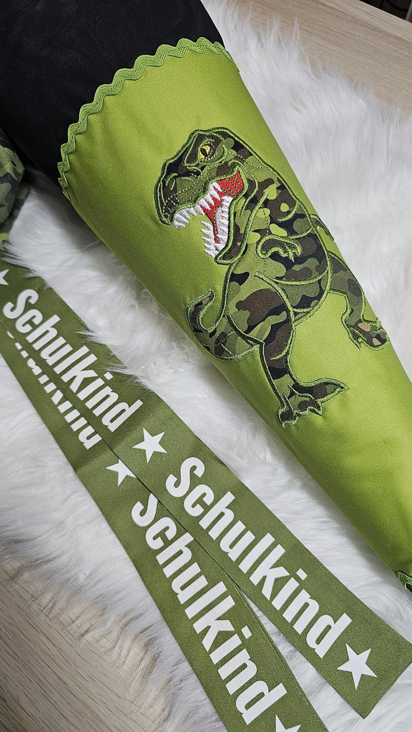 Schultüte mit Applikation / Stickerei / Stickmotiv - 70cm - Dino auf Camouflage Dino - ST202