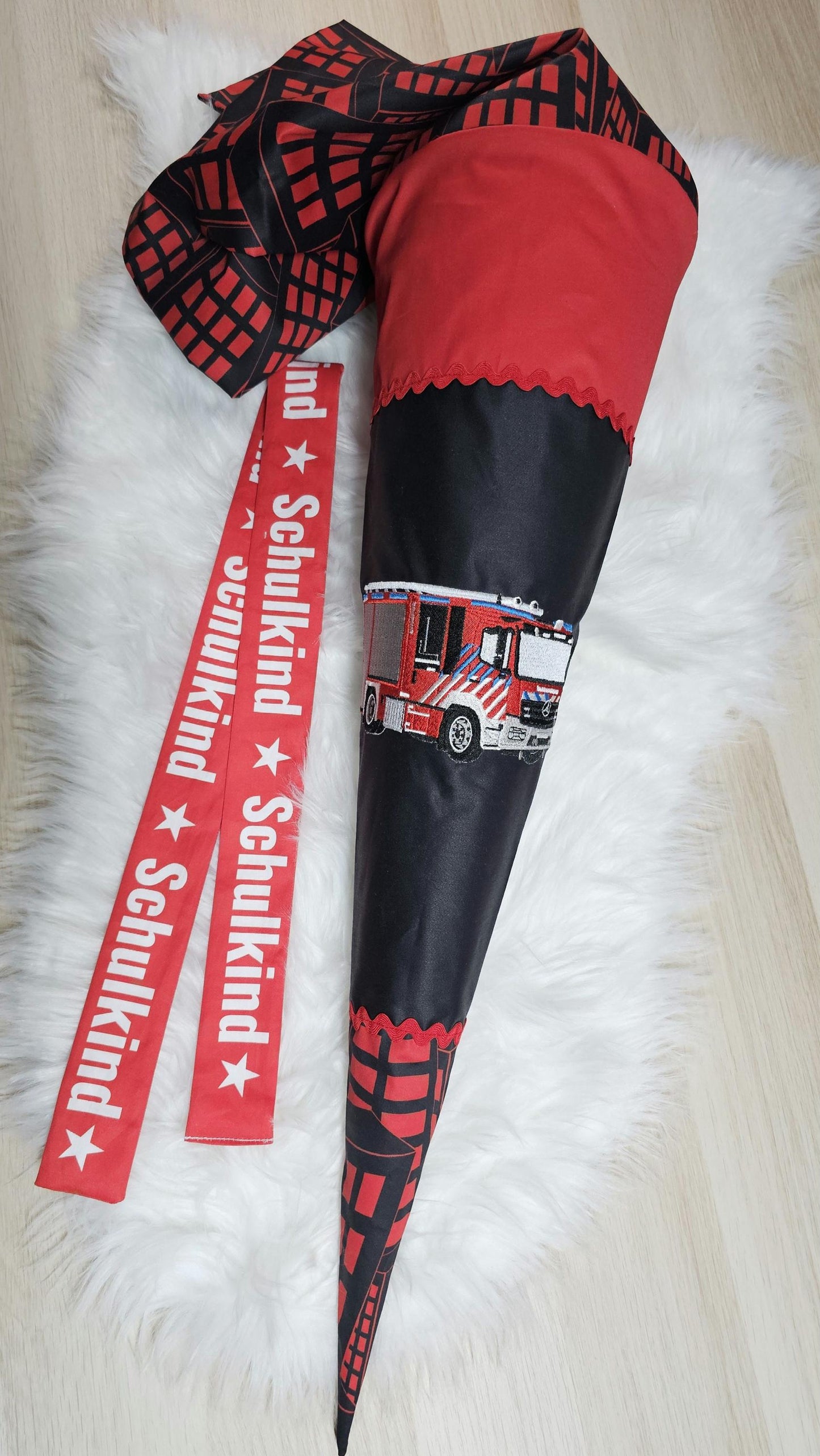 Schultüte mit Applikation / Stickerei / Stickmotiv - 70cm - Feuerwehr auf Skyline brennt - ST206