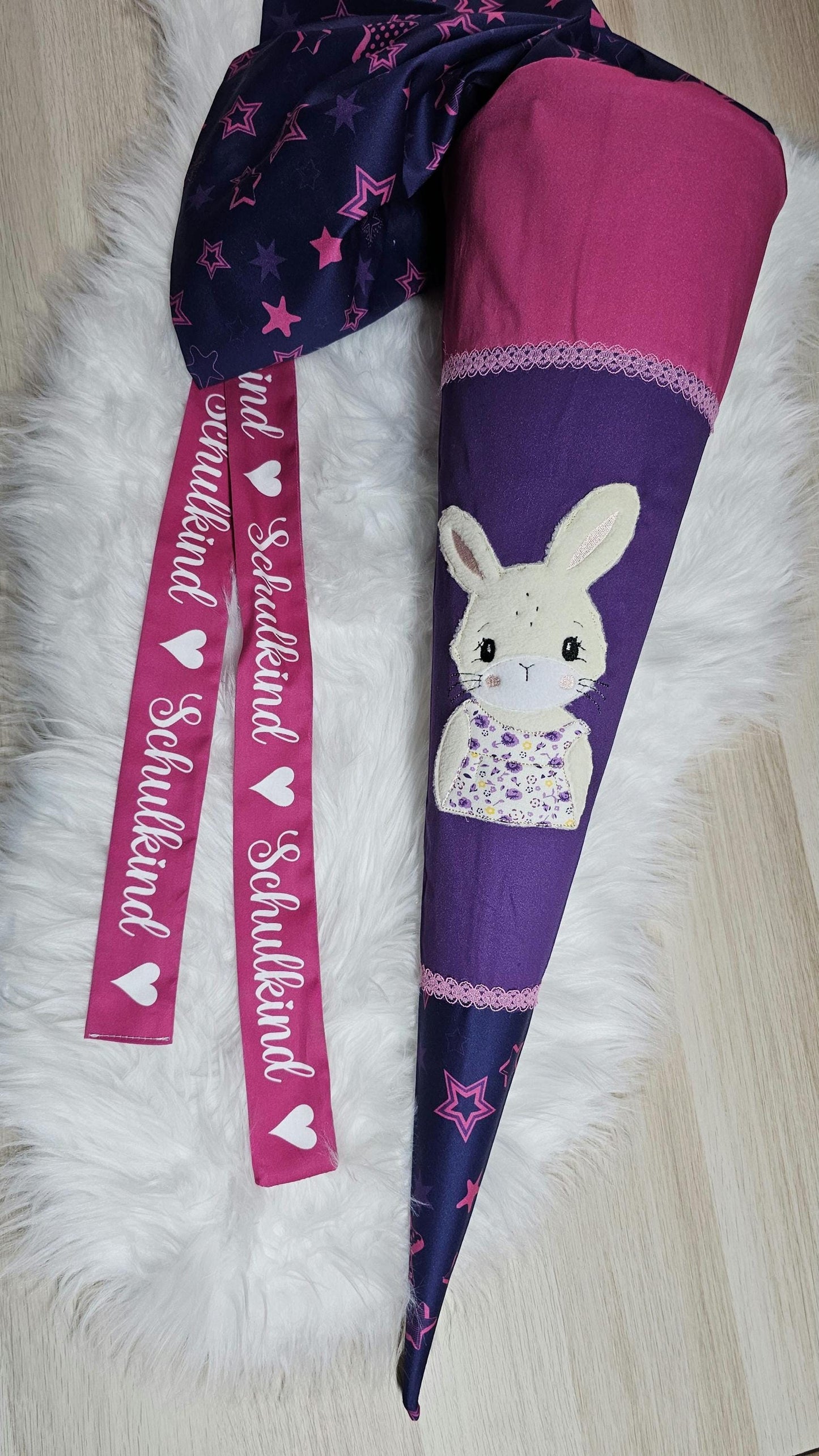 Schultüte mit Applikation / Stickerei / Stickmotiv - 70cm - Hase auf Pink Stars Peggy - ST208