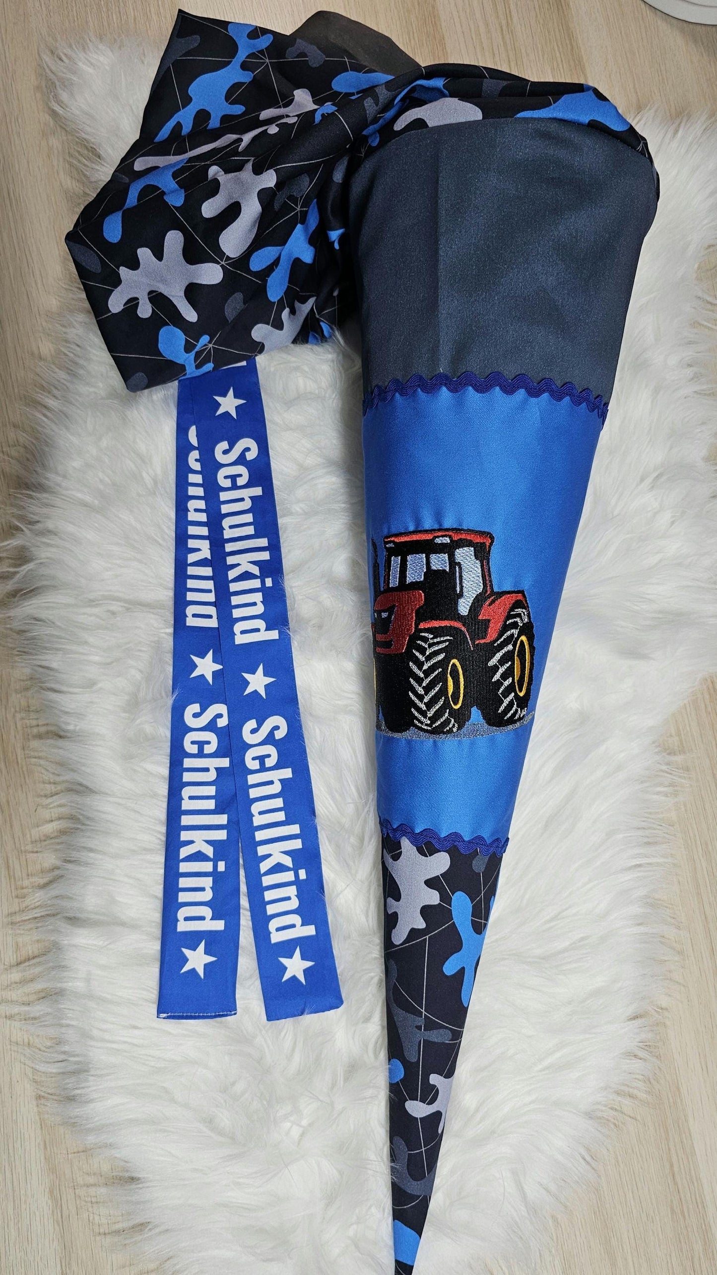 Schultüte mit Applikation / Stickerei / Stickmotiv - 70cm - Traktor auf Camouflage Blau - ST212