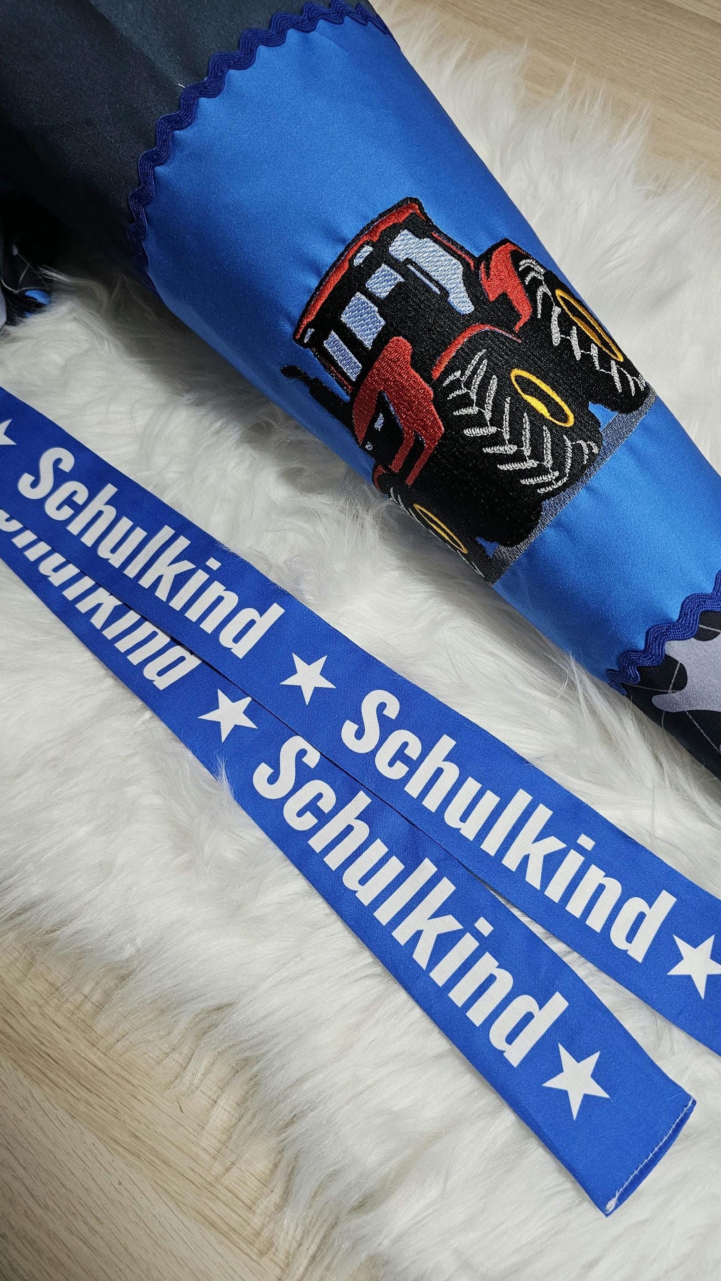 Schultüte mit Applikation / Stickerei / Stickmotiv - 70cm - Traktor auf Camouflage Blau - ST212